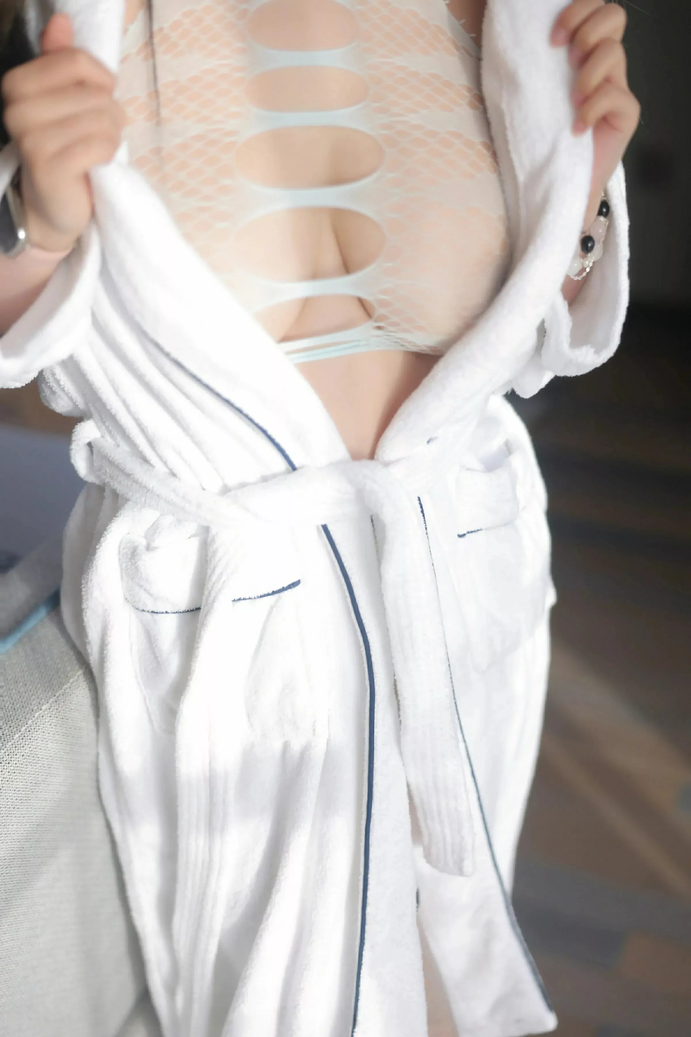 王女郎 Anglica Wang [XiuRen]高清写真图 2025.06.11 No.10394 诺诺Hsu 白色浴袍第8张图片