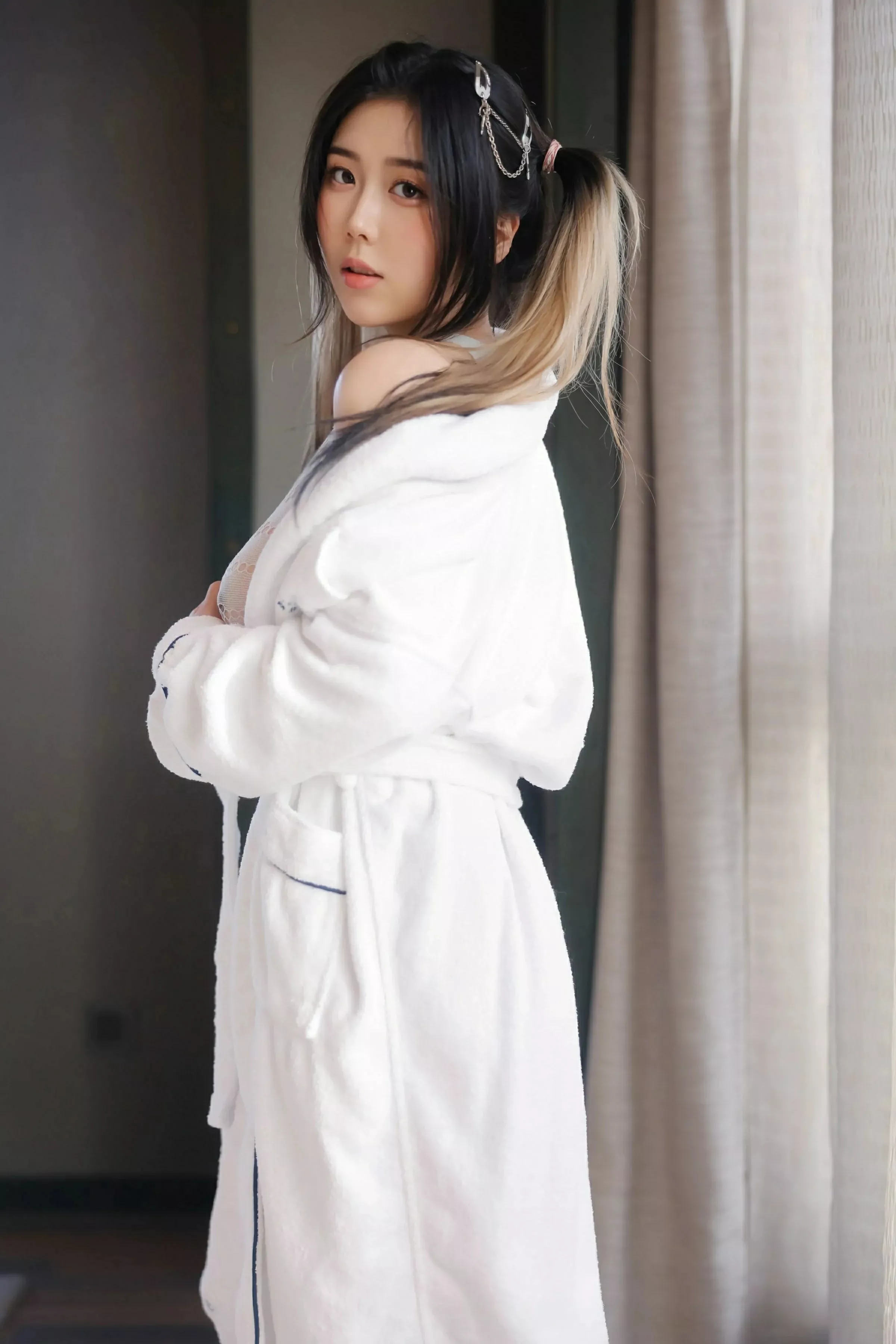 王女郎 Anglica Wang [XiuRen]高清写真图 2025.06.11 No.10394 诺诺Hsu 白色浴袍第10张图片