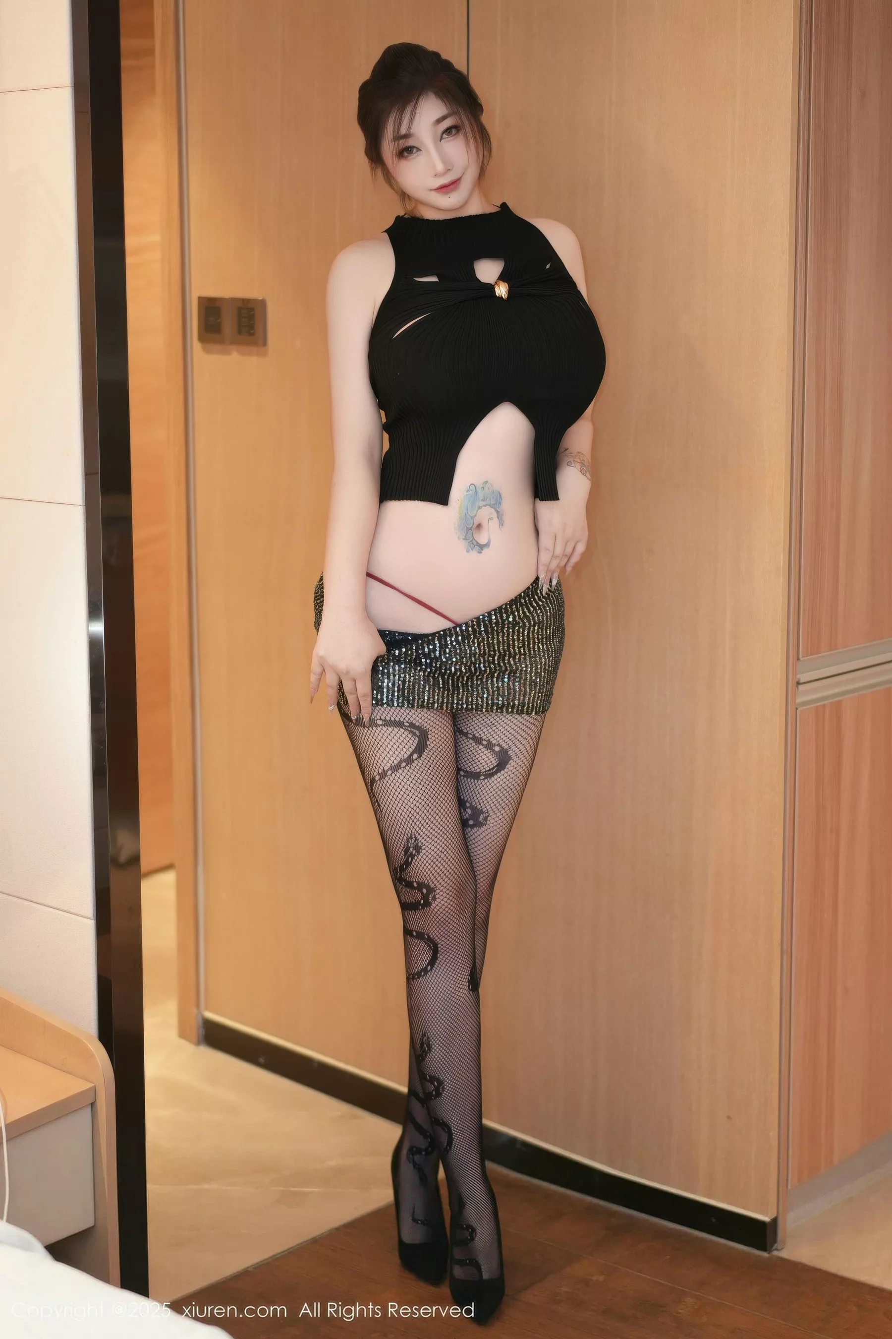 柠檬c_lemon 妲己_Toxic [XiuRen]高清写真图 2025.10.17 No.10883 妲己_Toxic 黑色网袜第6张图片