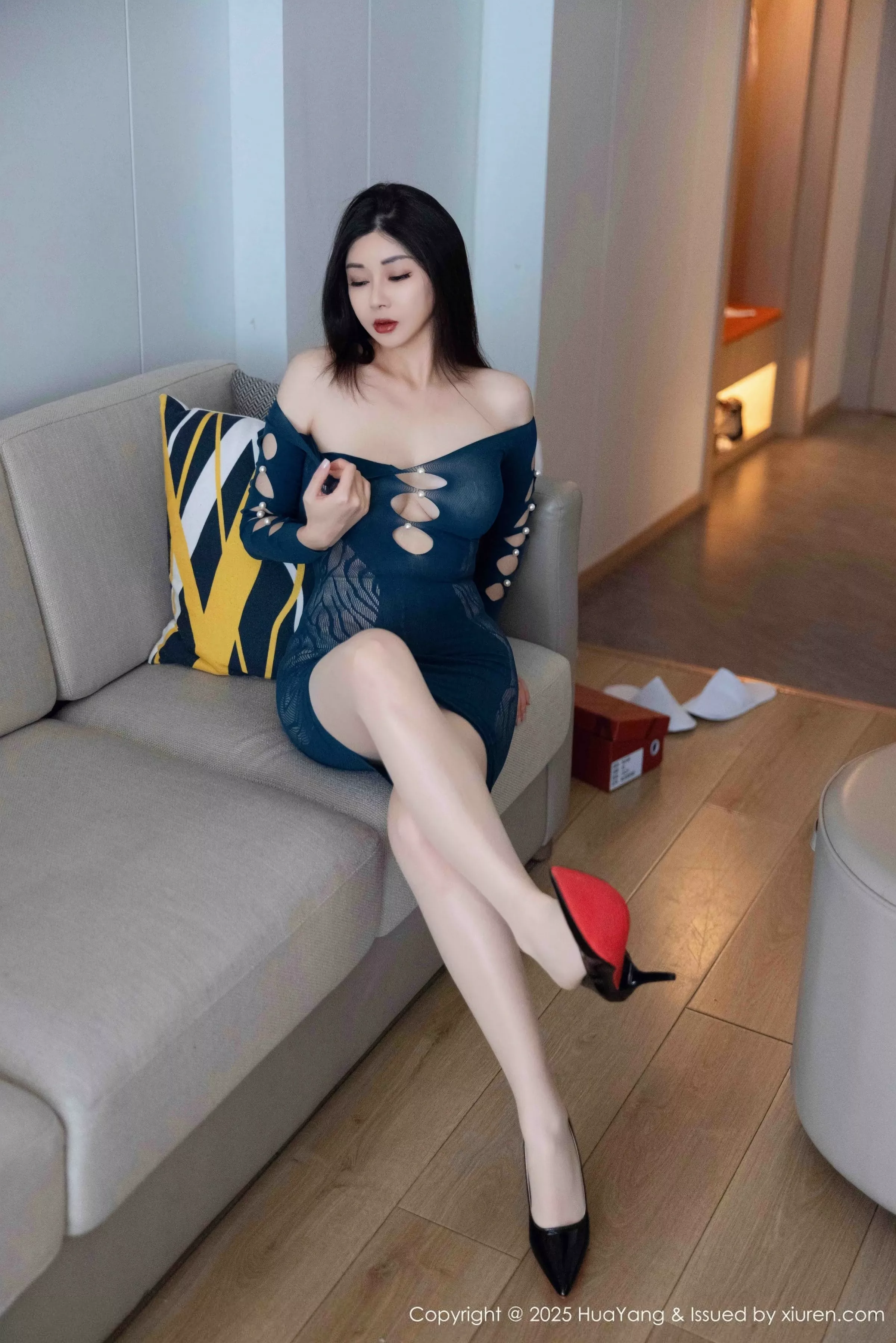 凯竹Vision 萌尤星凯竹 [HuaYang]高清写真图 2025.05.20 VOL.640 凯竹Quinn 蓝色连衣短第2张图片