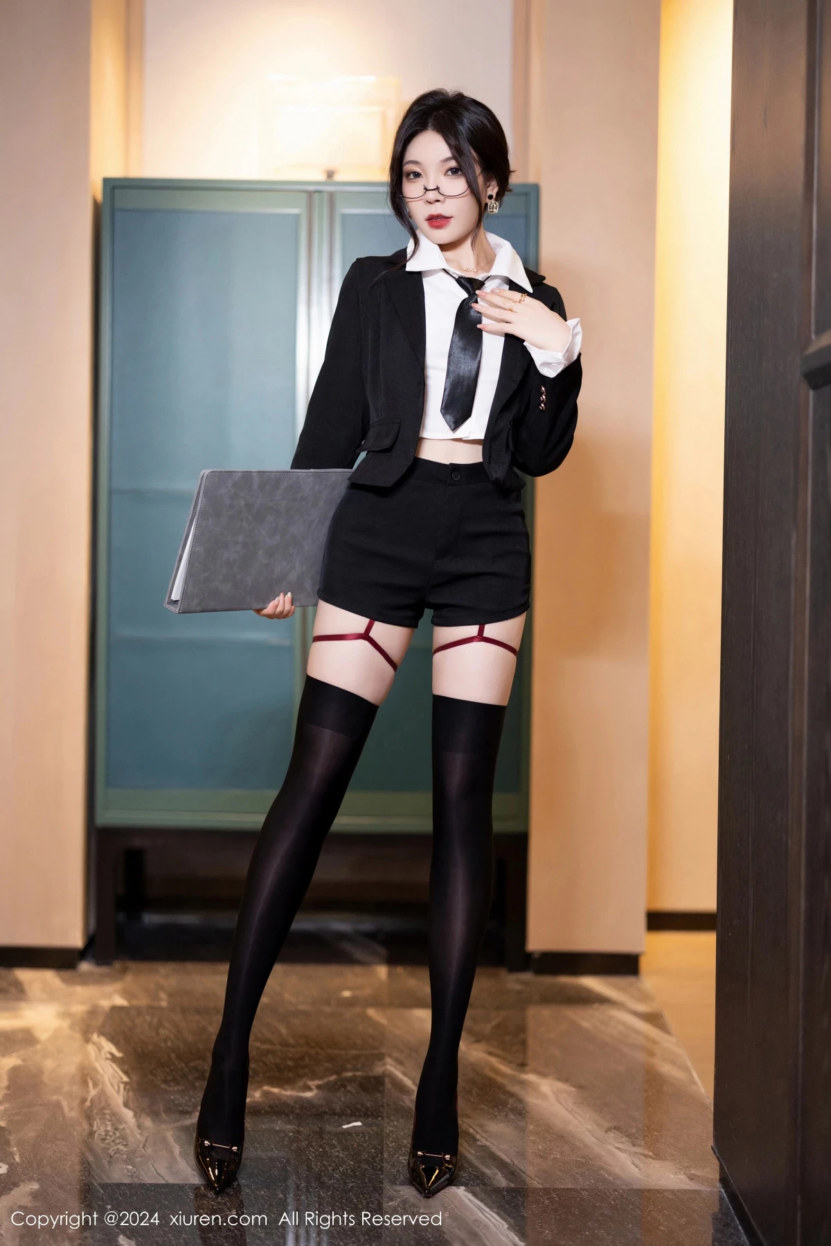 [XiuRen]高清写真图 2024.04.23 No.8440 徐莉芝Booty 黑丝美腿-套图网