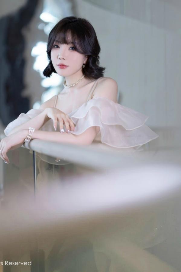 陈芝 芝芝Booty [XiuRen]高清写真图 2024.07.25 No.8917 徐莉芝Booty 丝袜美腿第10张图片