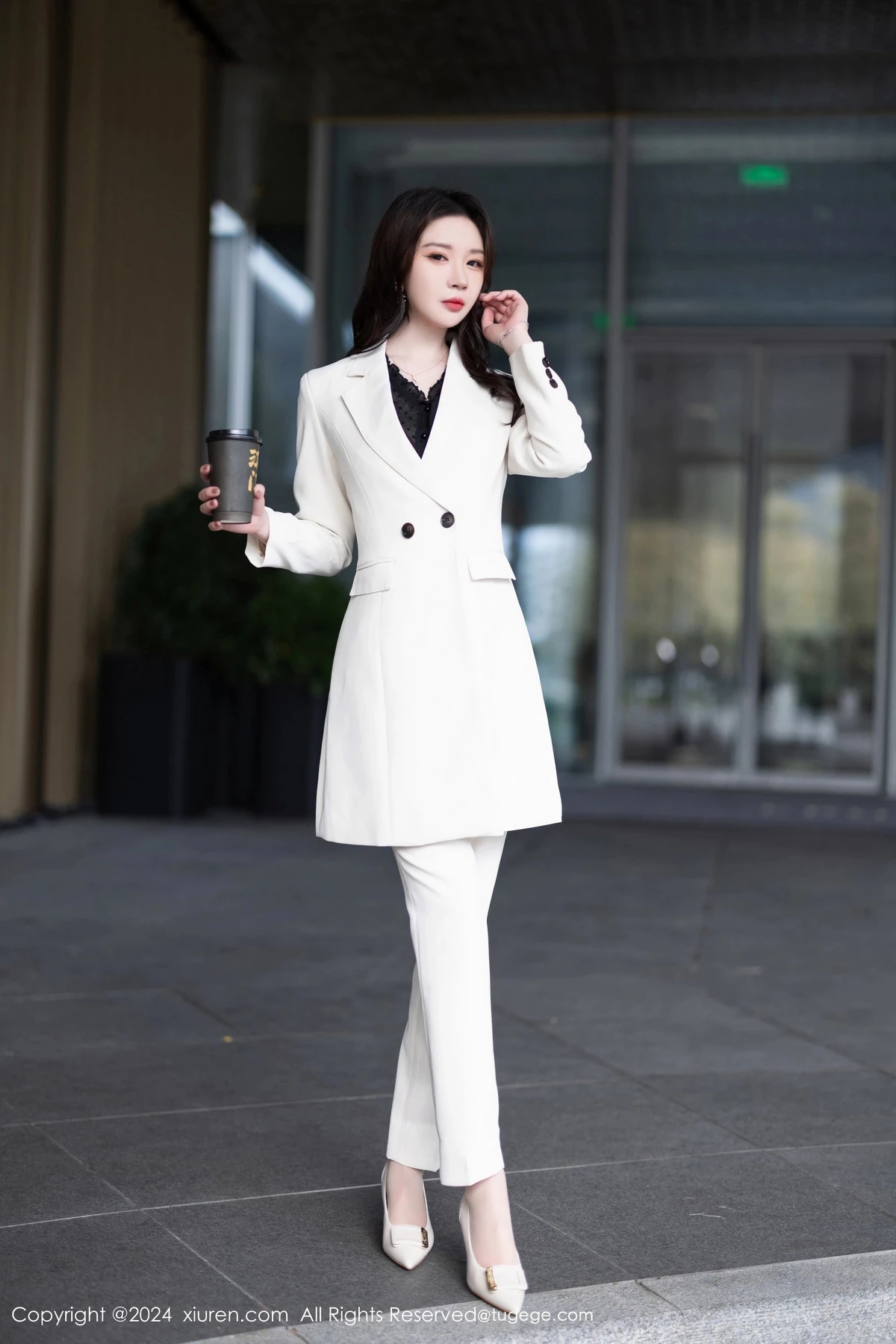 梦心玥  [XiuRen]高清写真图 2024.04.08 No.8354 梦心玥 丝袜美腿第2张图片