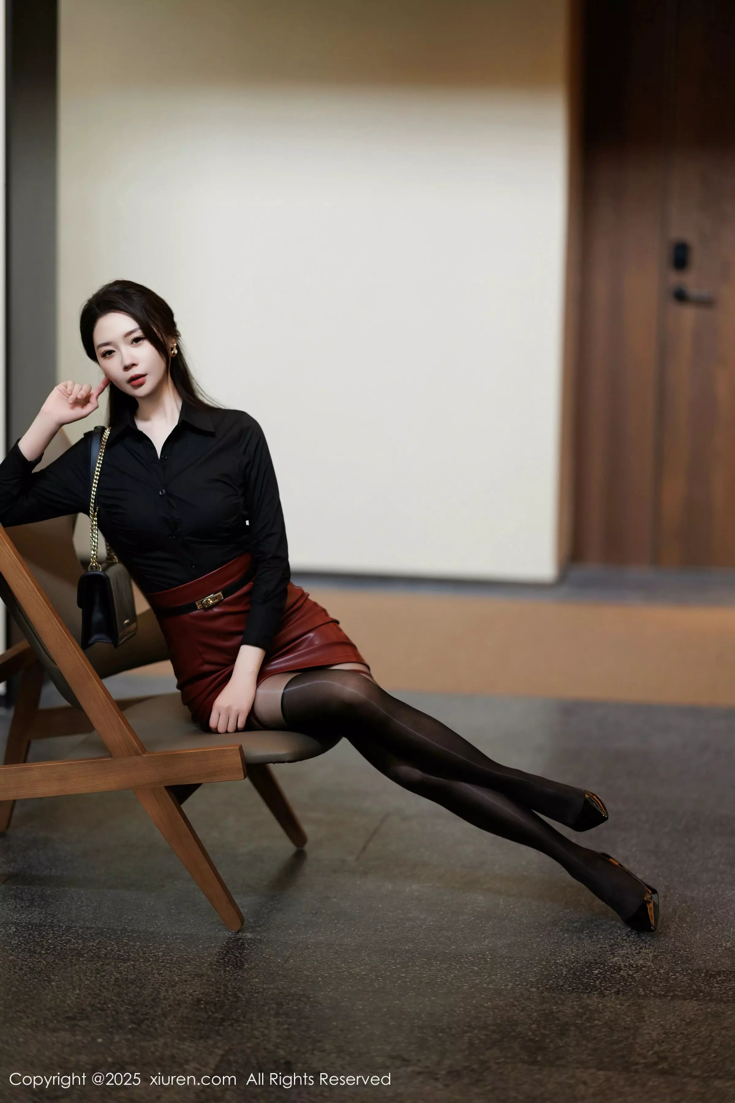 梦心玥  [XiuRen]高清写真图 2025.03.19 No.10039 梦心玥 黑丝美腿第9张图片