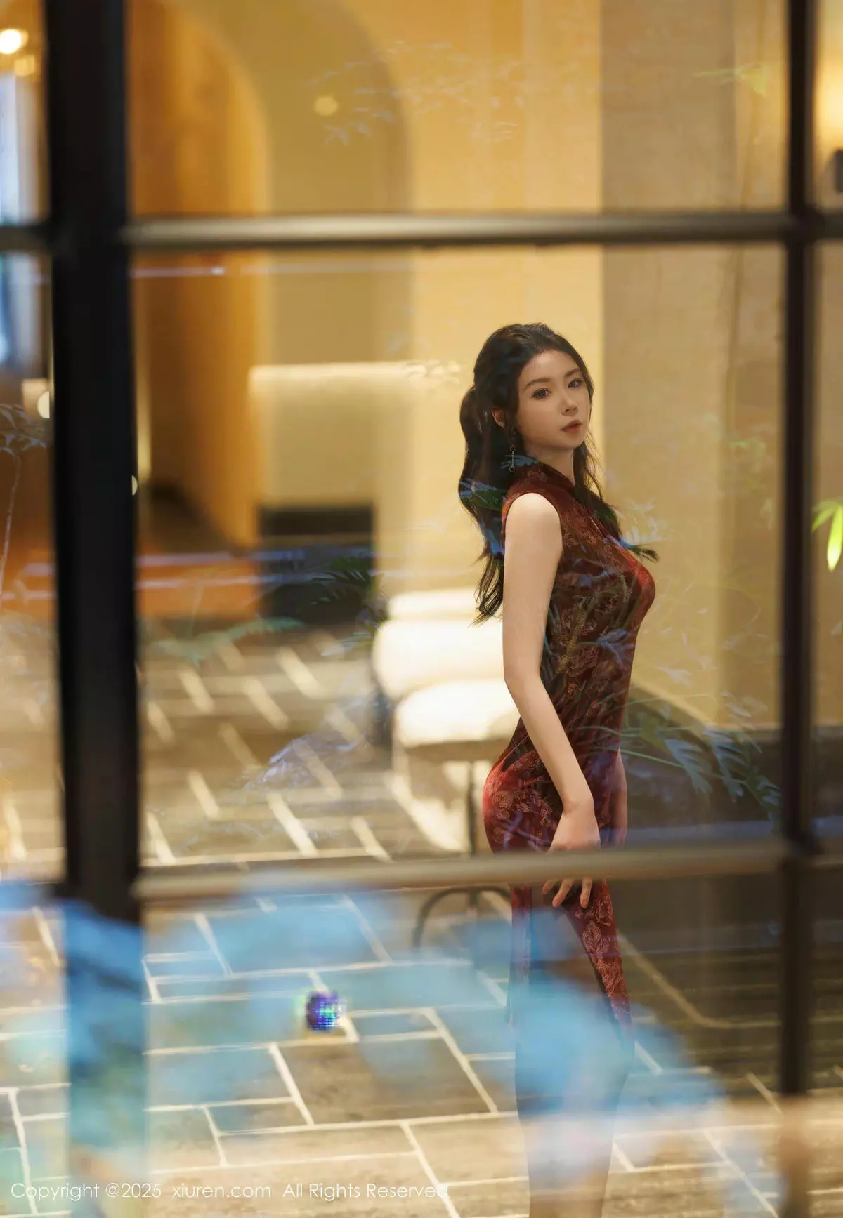 梦心玥  [XiuRen]高清写真图 2025.04.02 No.10106 梦心玥 红色旗袍第2张图片