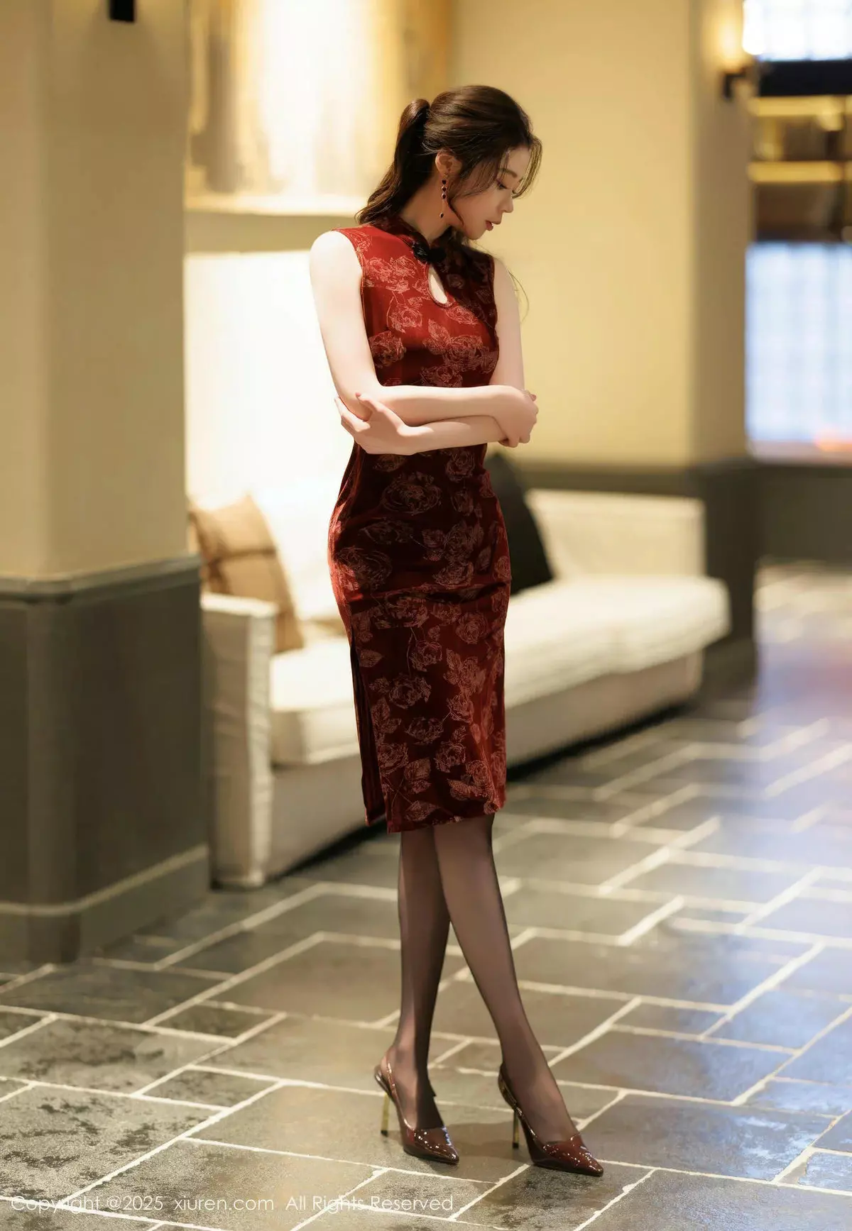 梦心玥  [XiuRen]高清写真图 2025.04.02 No.10106 梦心玥 红色旗袍第3张图片