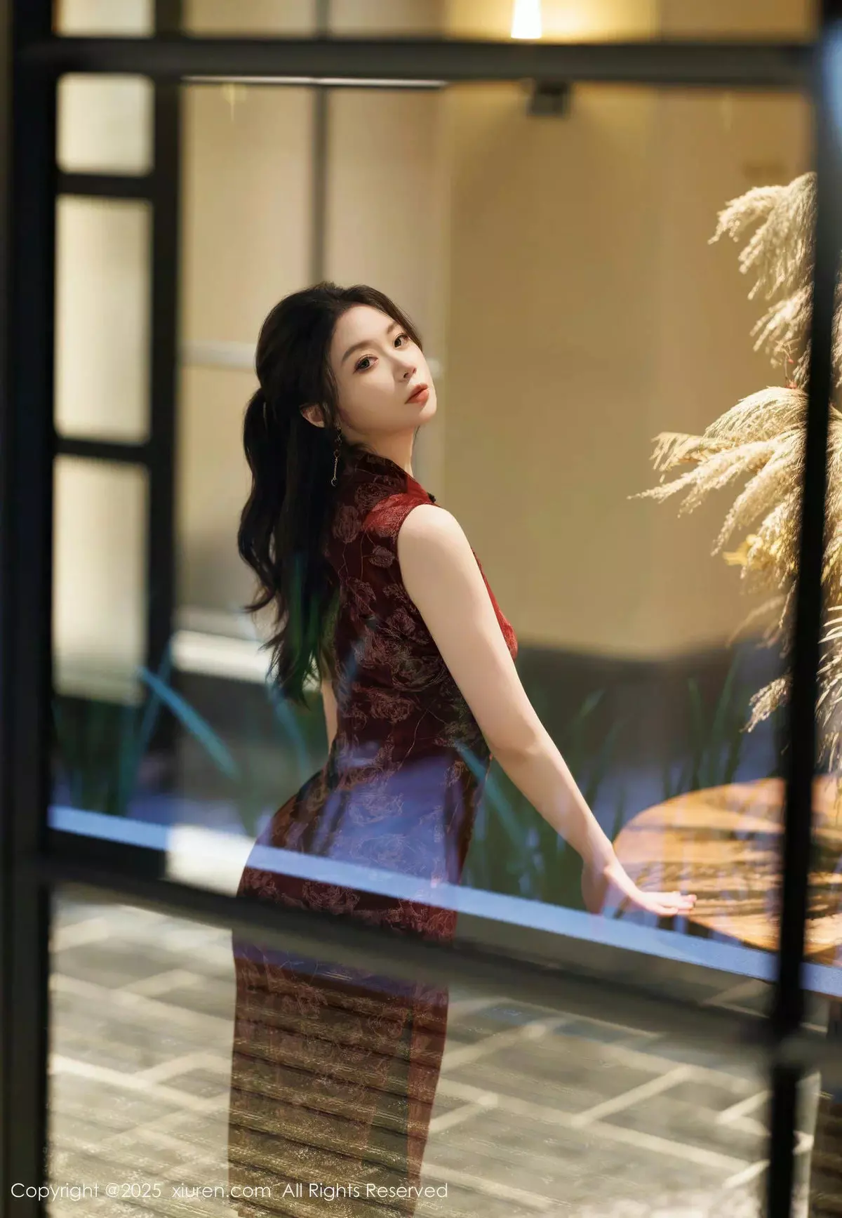 梦心玥  [XiuRen]高清写真图 2025.04.02 No.10106 梦心玥 红色旗袍第6张图片