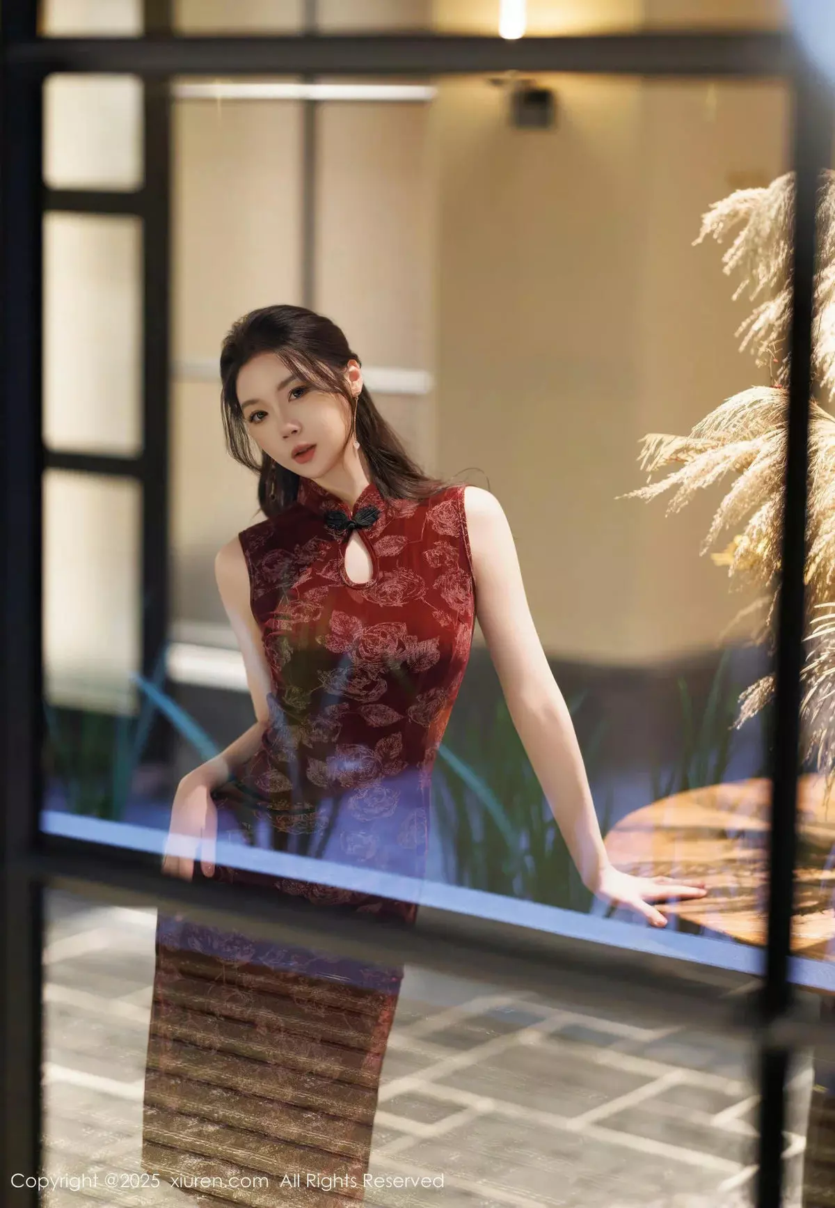 梦心玥  [XiuRen]高清写真图 2025.04.02 No.10106 梦心玥 红色旗袍第7张图片