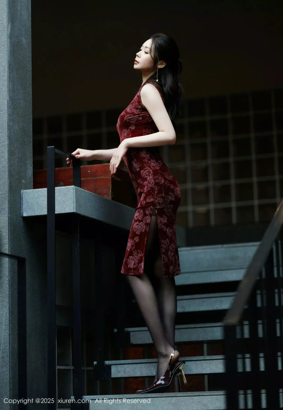 梦心玥  [XiuRen]高清写真图 2025.04.02 No.10106 梦心玥 红色旗袍第9张图片