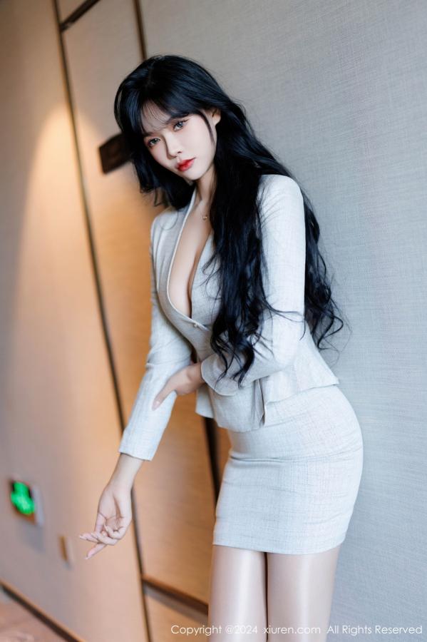 小娜比  [XiuRen]高清写真图 2024.11.05 No.9398 娜比 丝袜短裙第7张图片