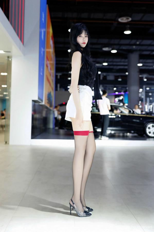 小娜比  [XiuRen]高清写真图 2024.12.10 No.9575 娜比 黑丝美腿第3张图片