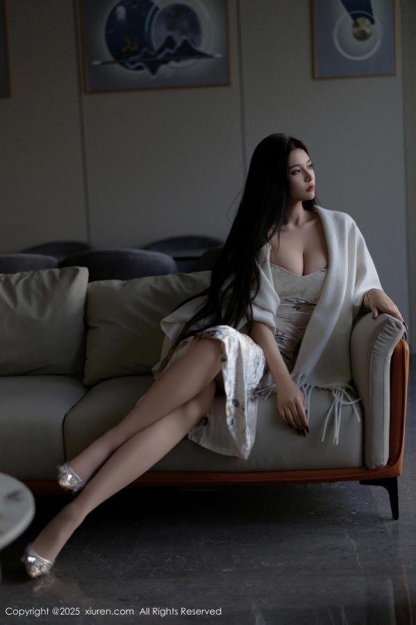 小娜比  [XiuRen]高清写真图 2025.02.18 No.9899 娜比 丝袜美腿第2张图片