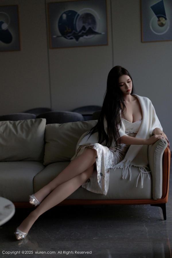 小娜比  [XiuRen]高清写真图 2025.02.18 No.9899 娜比 丝袜美腿第3张图片