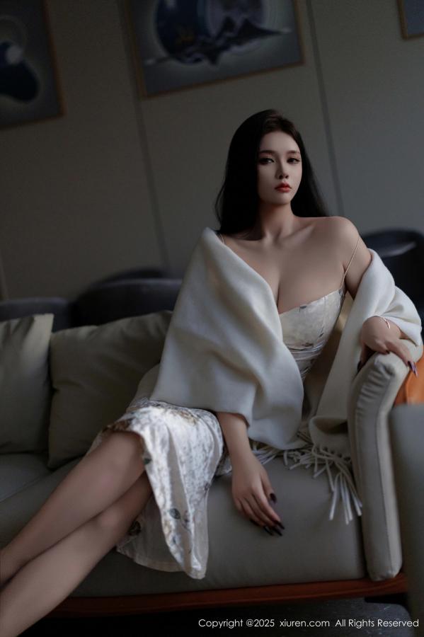 小娜比  [XiuRen]高清写真图 2025.02.18 No.9899 娜比 丝袜美腿第4张图片