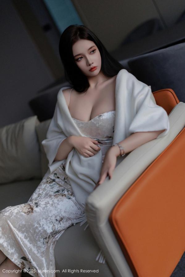 小娜比  [XiuRen]高清写真图 2025.02.18 No.9899 娜比 丝袜美腿第5张图片