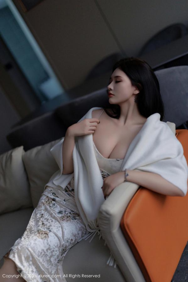 小娜比  [XiuRen]高清写真图 2025.02.18 No.9899 娜比 丝袜美腿第7张图片