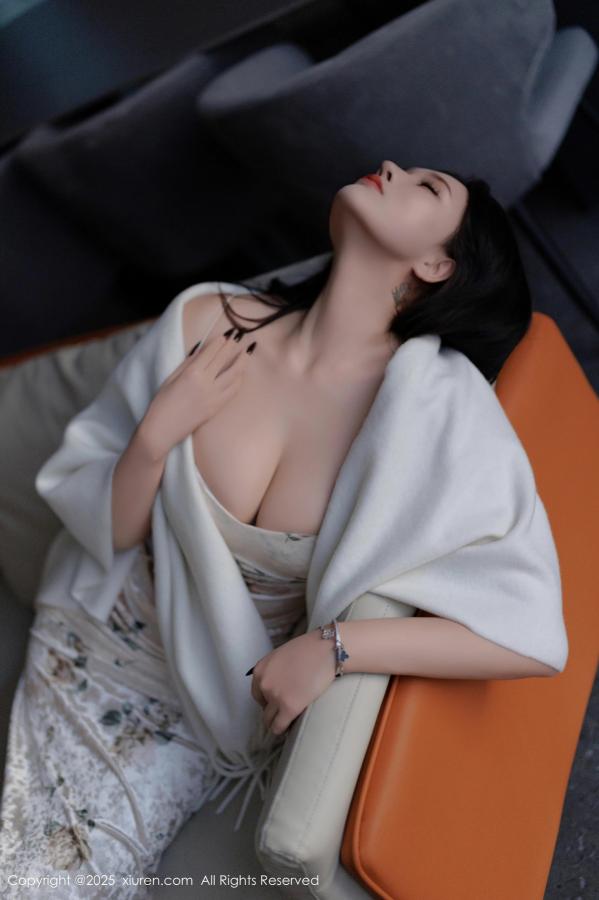 小娜比  [XiuRen]高清写真图 2025.02.18 No.9899 娜比 丝袜美腿第9张图片