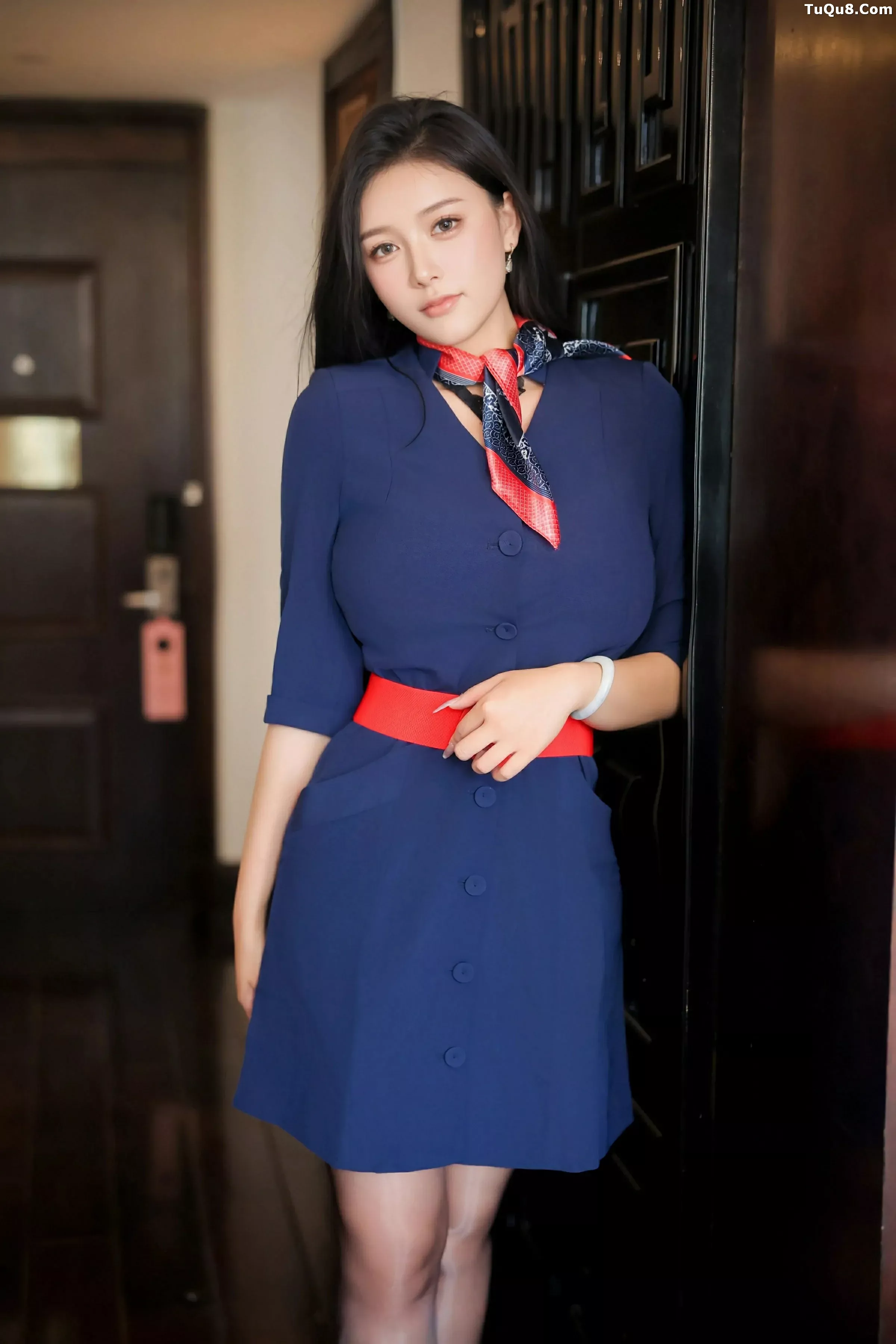 小娜比  [XiuRen]高清写真图 2025.06.06 No.10371 娜比 空姐制服第2张图片