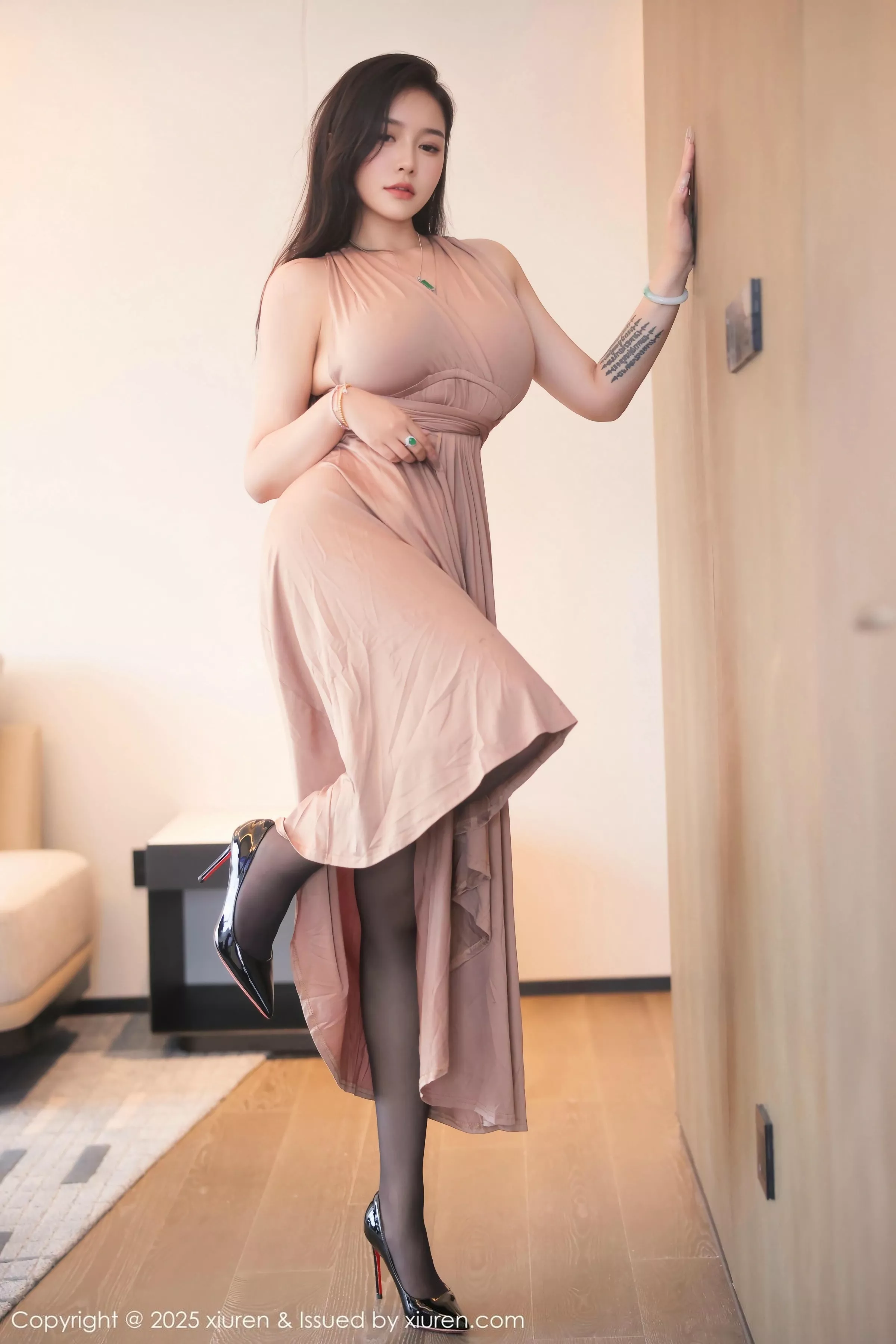 小娜比  [XiuRen]高清写真图 2025.06.19 No.10432 娜比 灰色长裙第2张图片