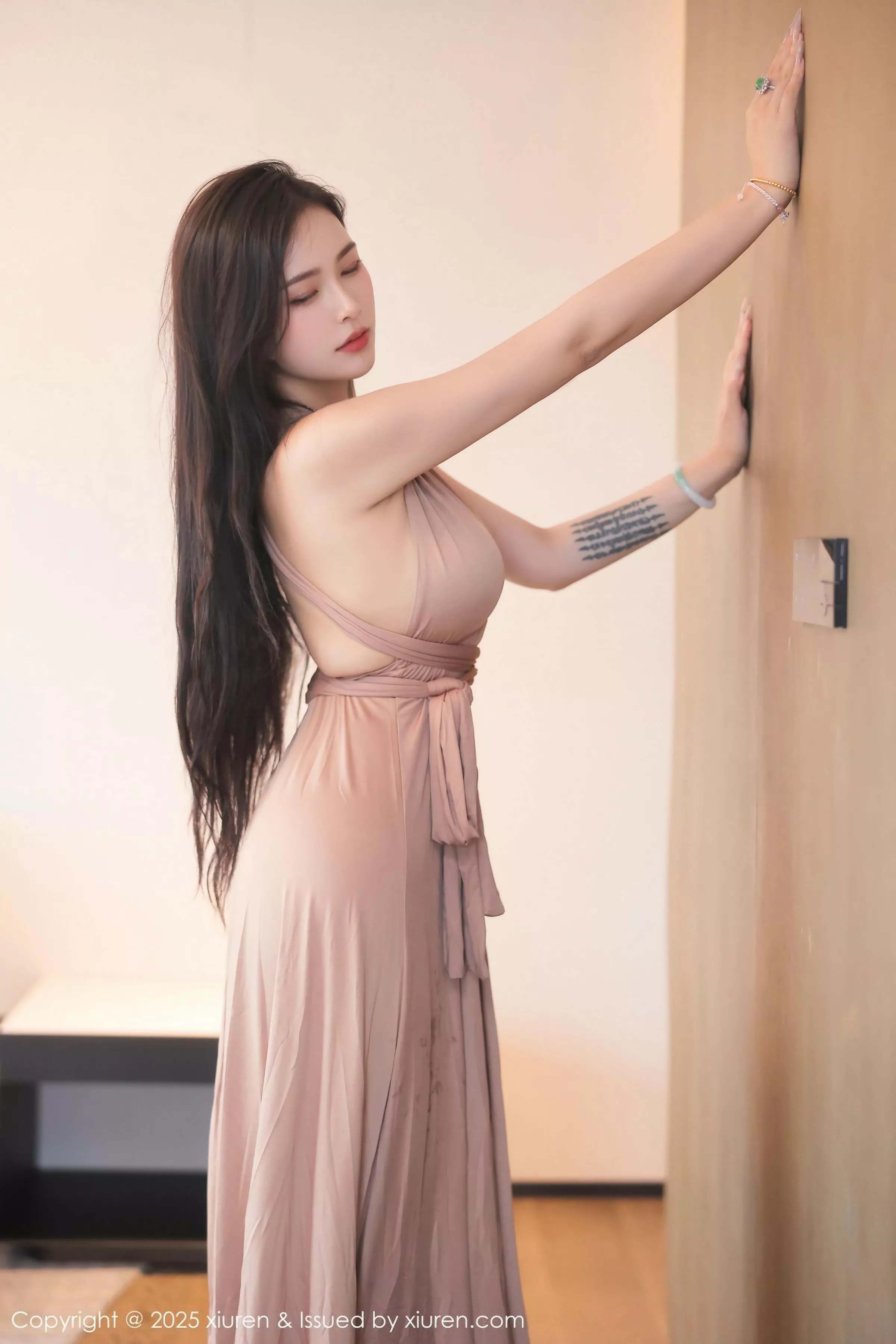 小娜比  [XiuRen]高清写真图 2025.06.19 No.10432 娜比 灰色长裙第3张图片