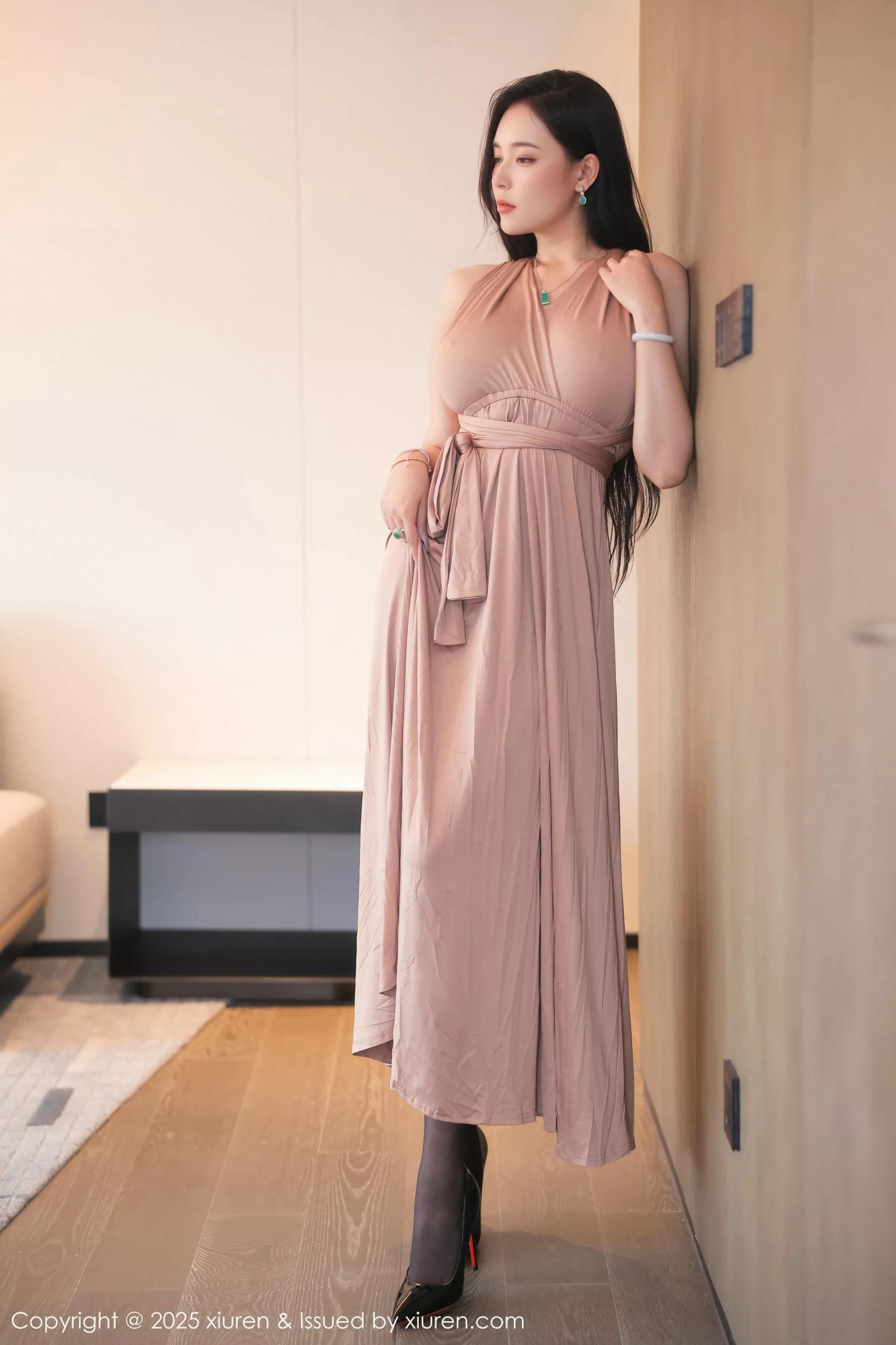 小娜比  [XiuRen]高清写真图 2025.06.19 No.10432 娜比 灰色长裙第4张图片