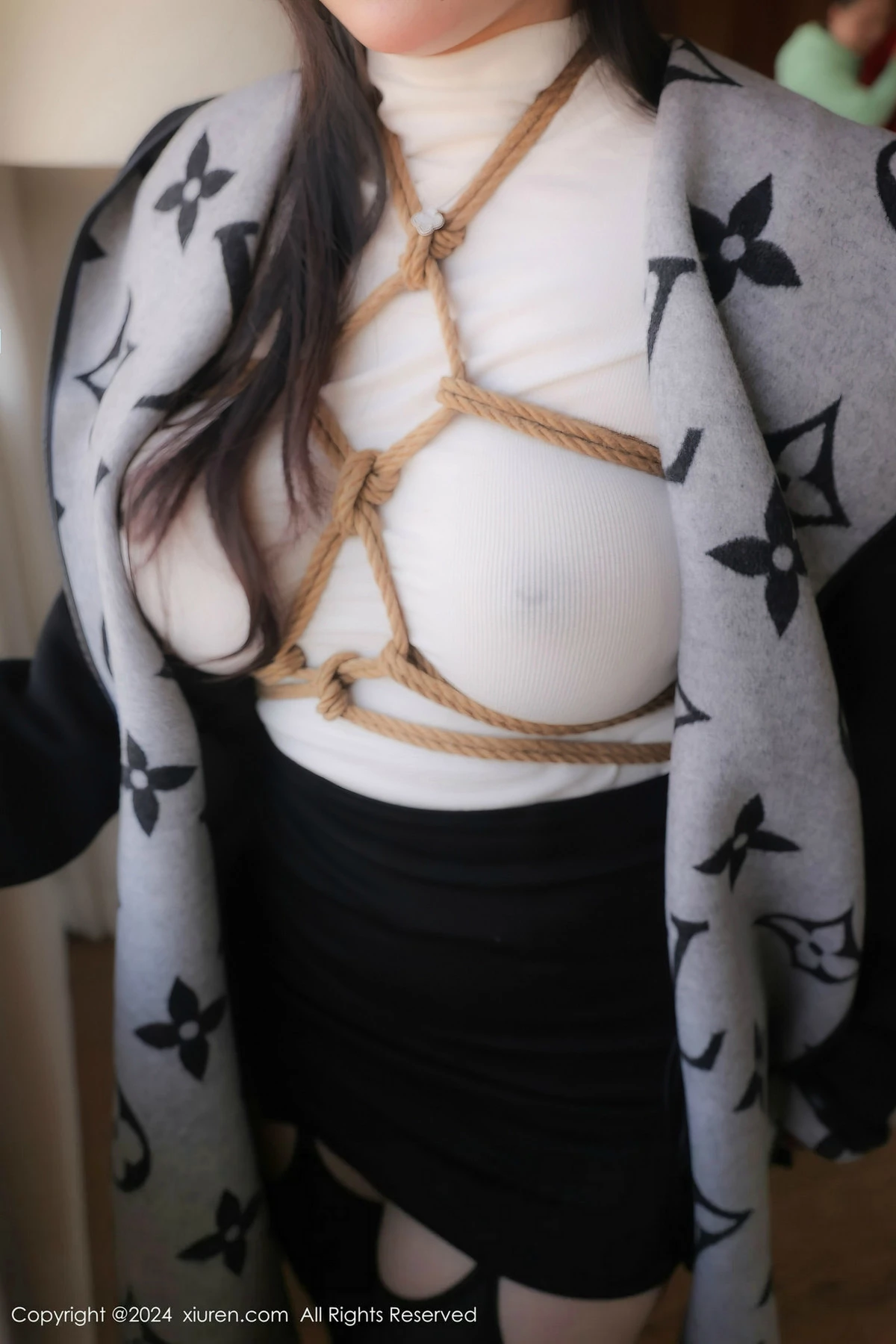 白茹雪  [XiuRen]高清写真图 2024.04.15 No.8390 白茹雪 黑丝性感第5张图片