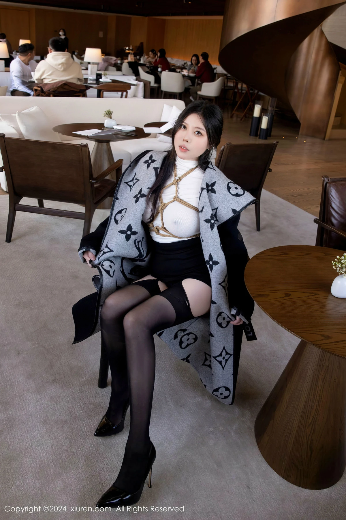 白茹雪  [XiuRen]高清写真图 2024.04.15 No.8390 白茹雪 黑丝性感第7张图片