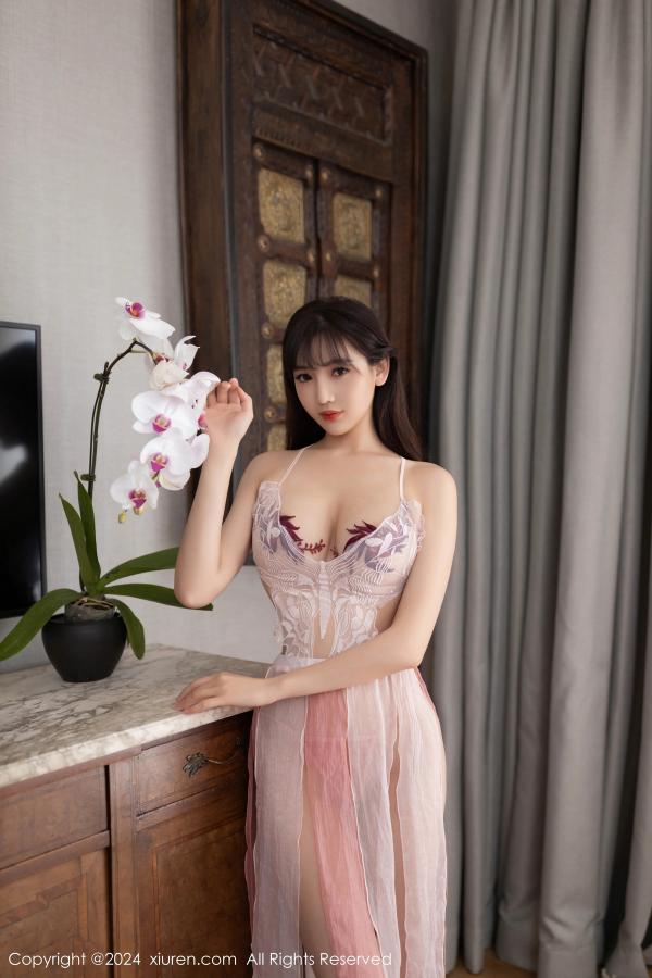 [XiuRen]高清写真图 2024.08.01 No.8954 陆萱萱 长裙美腿-秀人网