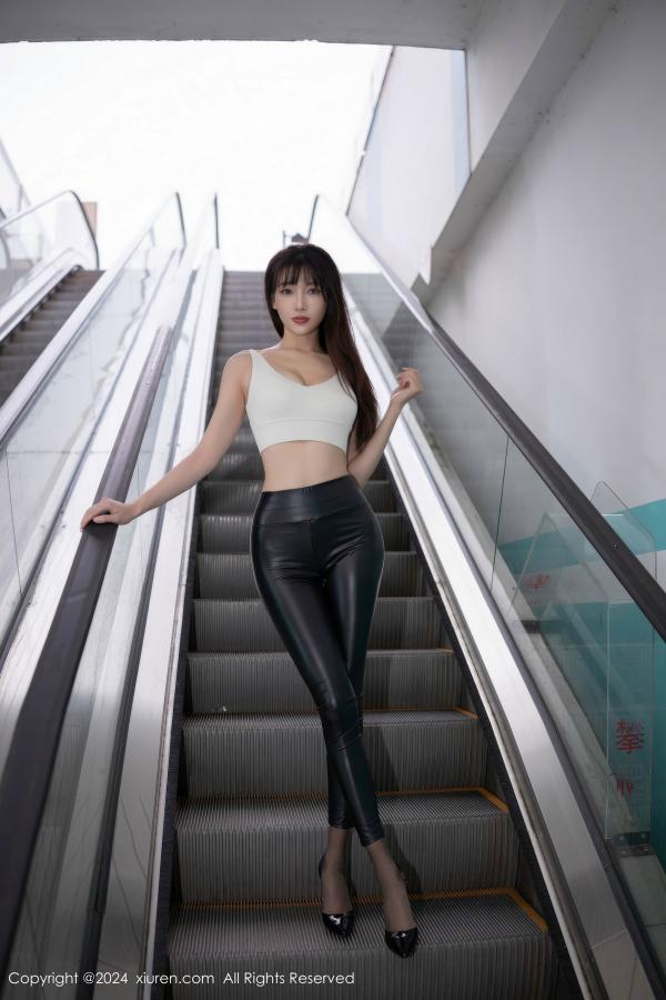 [XiuRen]高清写真图 2024.10.31 No.9377 陆萱萱 黑丝美腿-秀人网