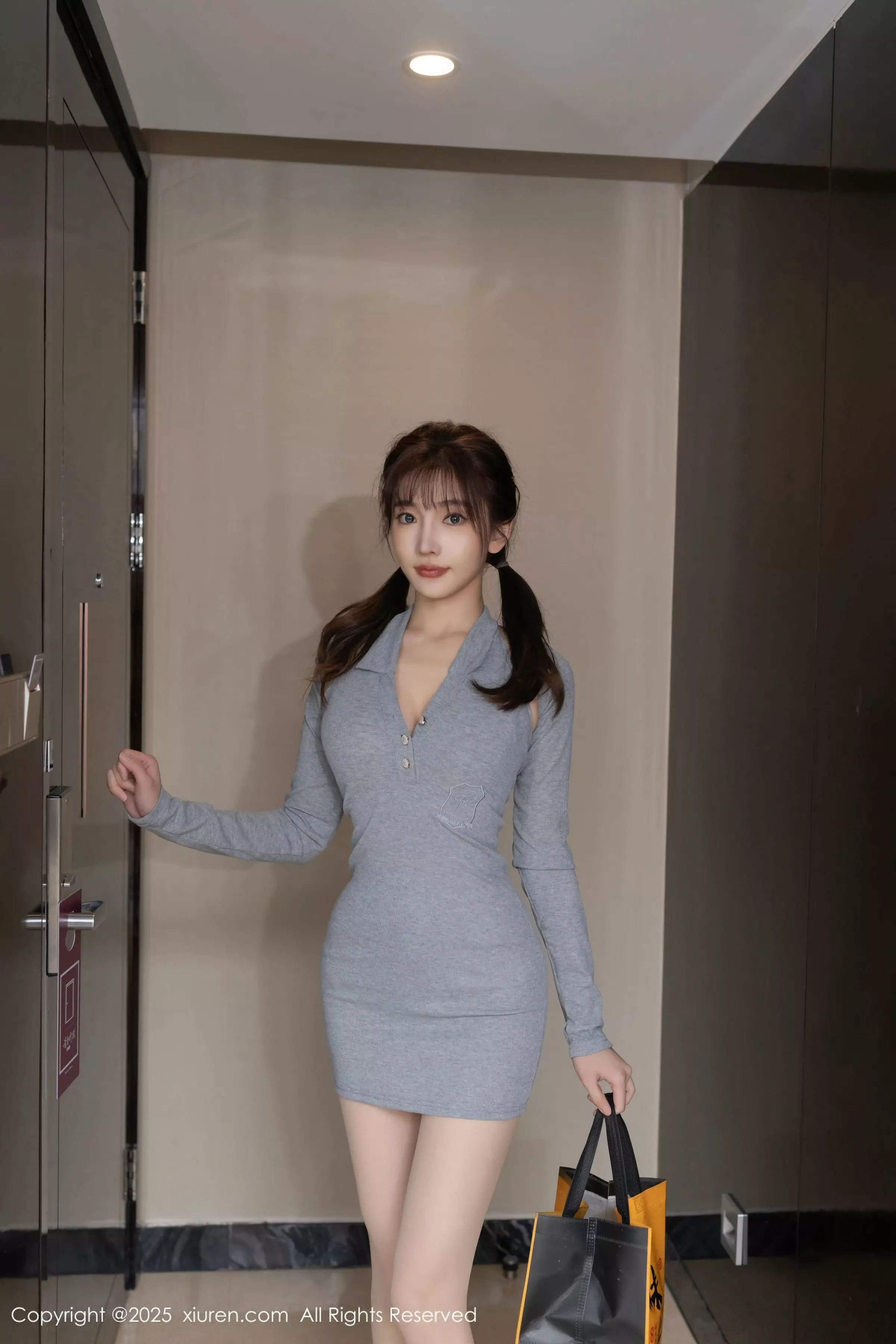 陆萱萱  [XiuRen]高清写真图 2025.03.20 No.10049 陆萱萱 灰色连衣短裙第2张图片