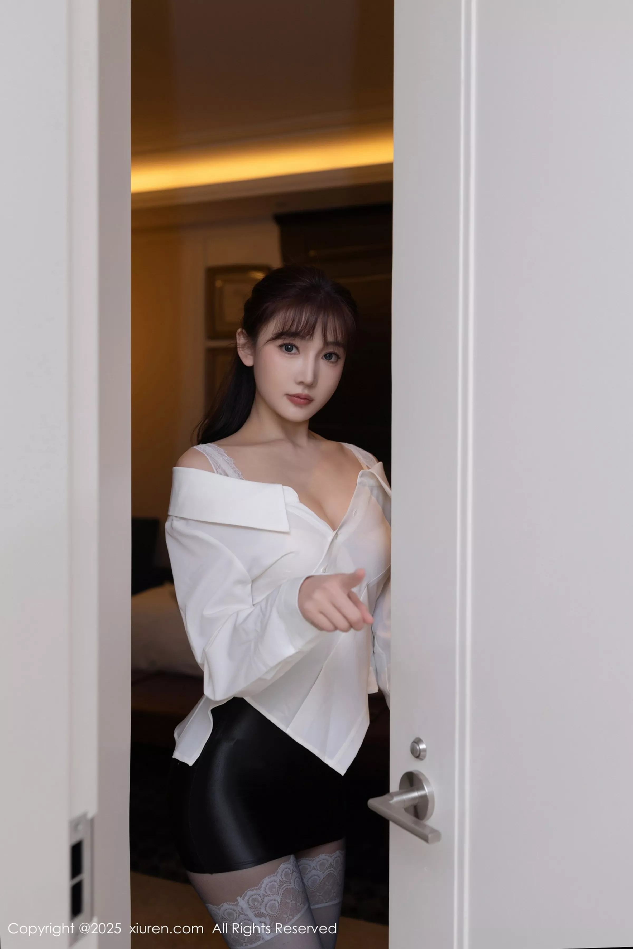 陆萱萱  [XiuRen]高清写真图 2025.04.17 No.10166 陆萱萱 白色衬衫第10张图片