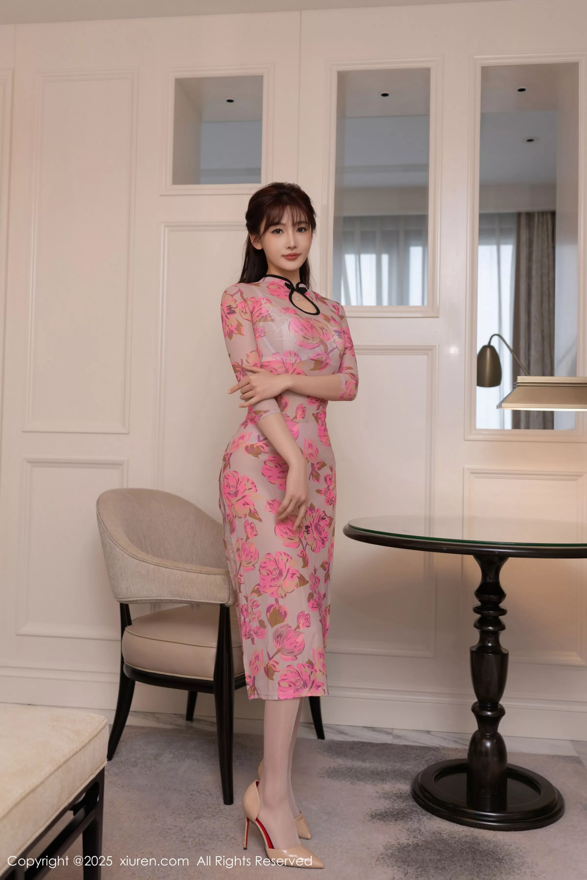 [XiuRen]高清写真图 2025.04.24 No.10196 陆萱萱 粉色旗袍-套图网