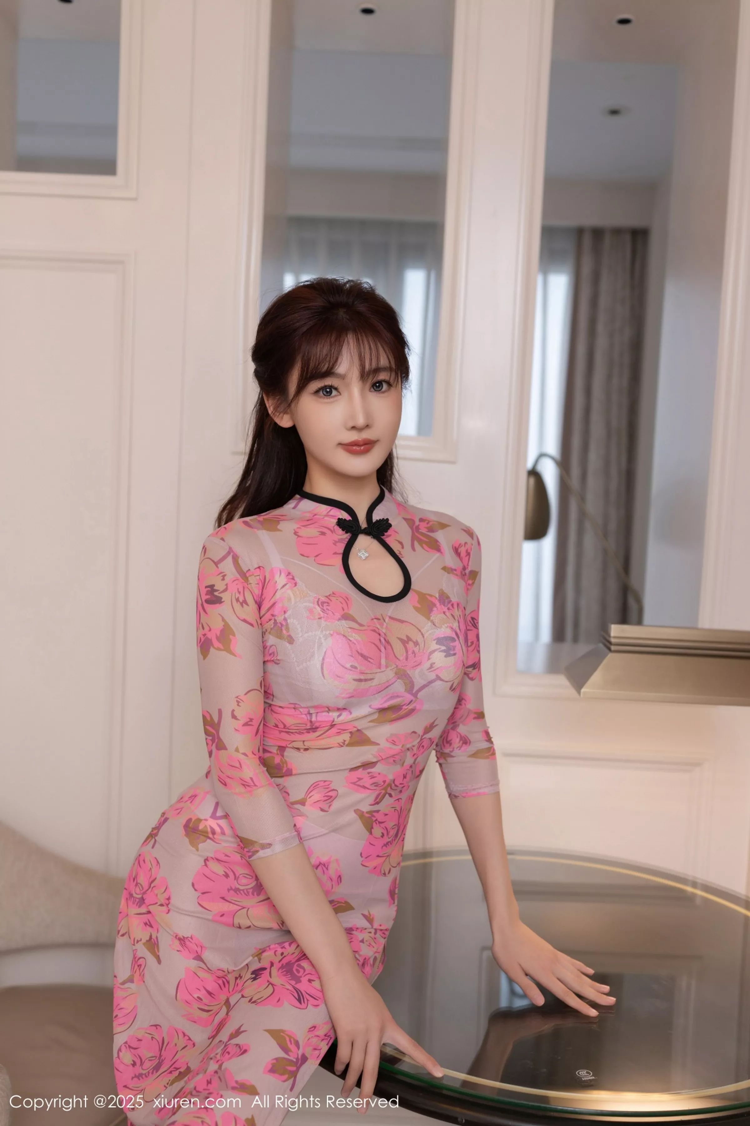 陆萱萱  [XiuRen]高清写真图 2025.04.24 No.10196 陆萱萱 粉色旗袍第2张图片