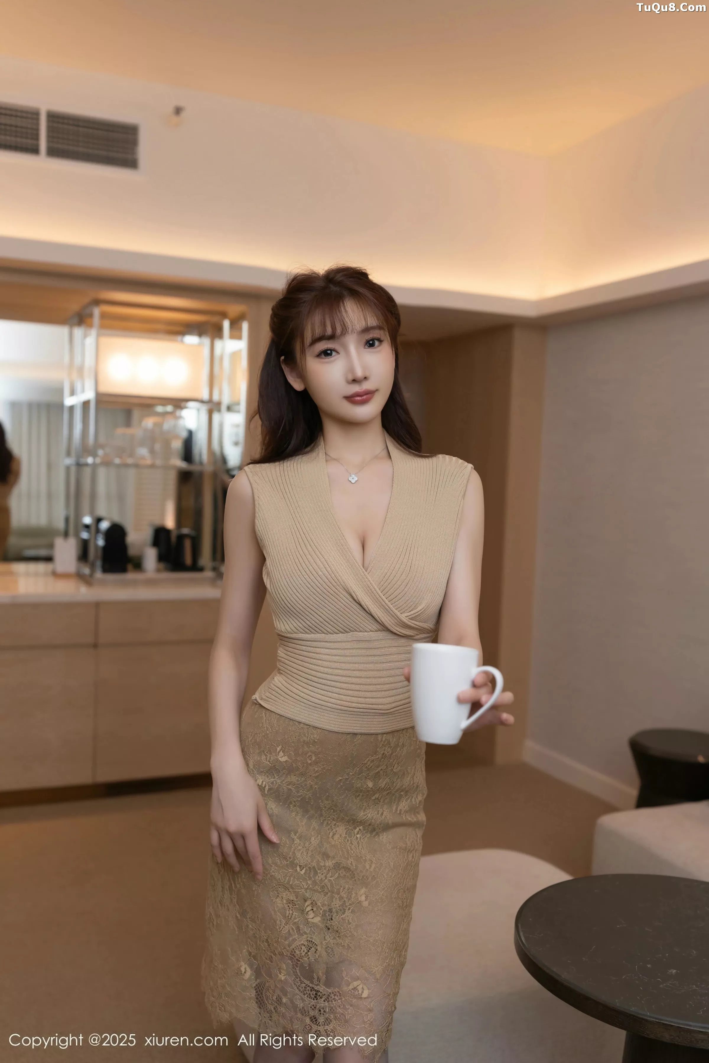 陆萱萱  [XiuRen]高清写真图 2025.06.05 No.10370 陆萱萱 紫色丝袜第3张图片