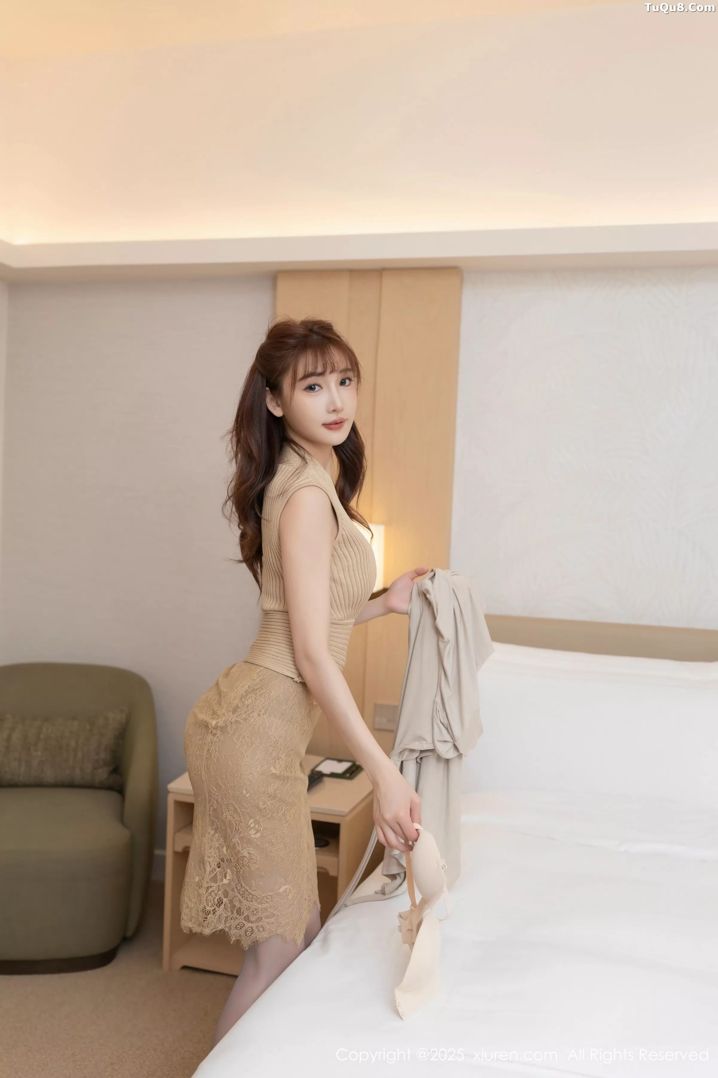 陆萱萱  [XiuRen]高清写真图 2025.06.05 No.10370 陆萱萱 紫色丝袜第4张图片