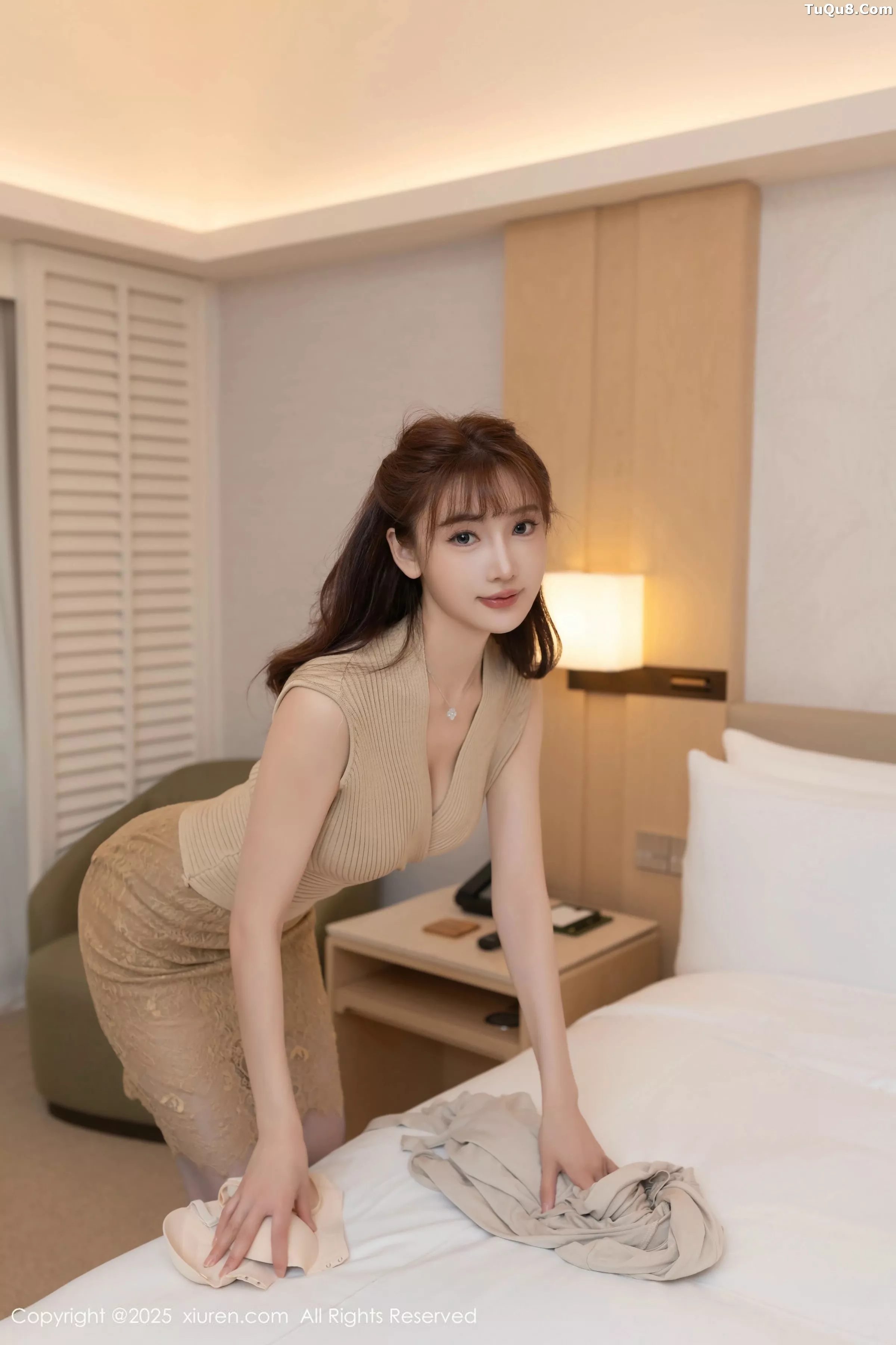 陆萱萱  [XiuRen]高清写真图 2025.06.05 No.10370 陆萱萱 紫色丝袜第5张图片