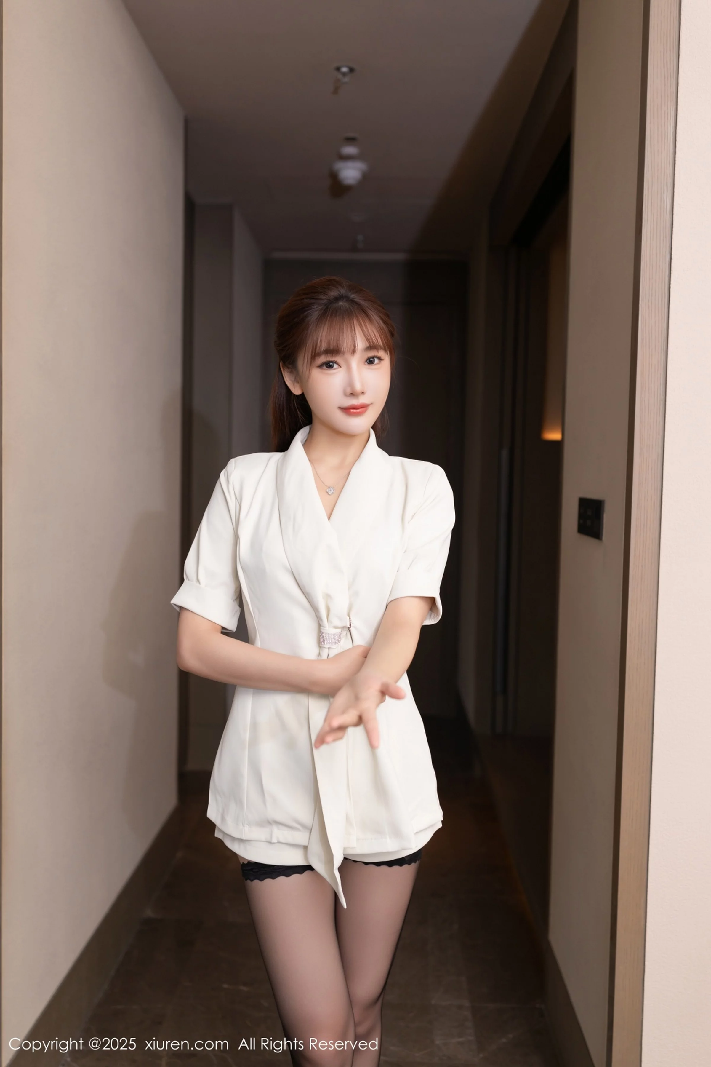 陆萱萱  [XiuRen]高清写真图 2025.08.14 No.10650 陆萱萱 白色西装第2张图片