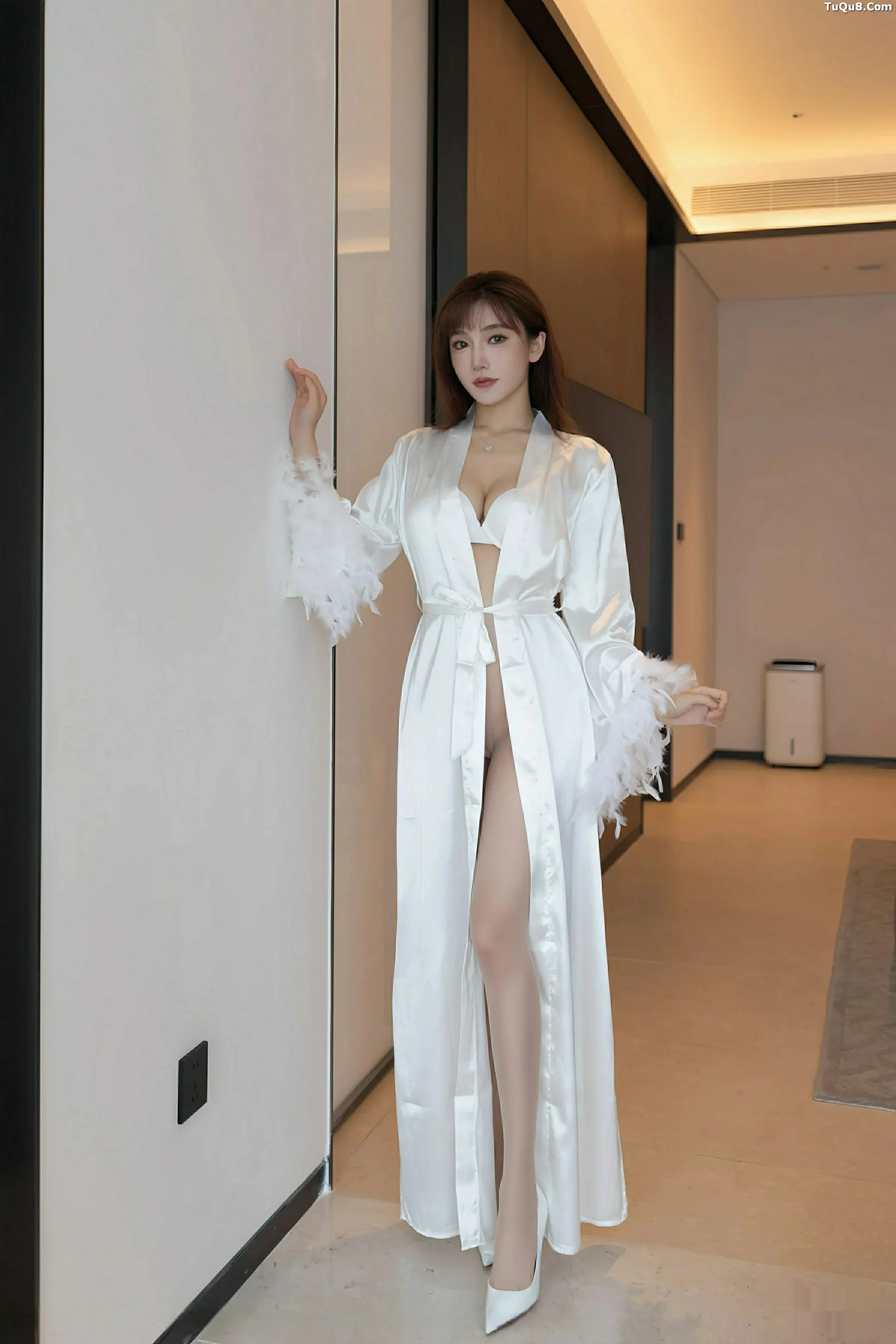 陆萱萱  [XiuRen]高清写真图 2025.09.25 No.10809 陆萱萱 白色睡袍第2张图片