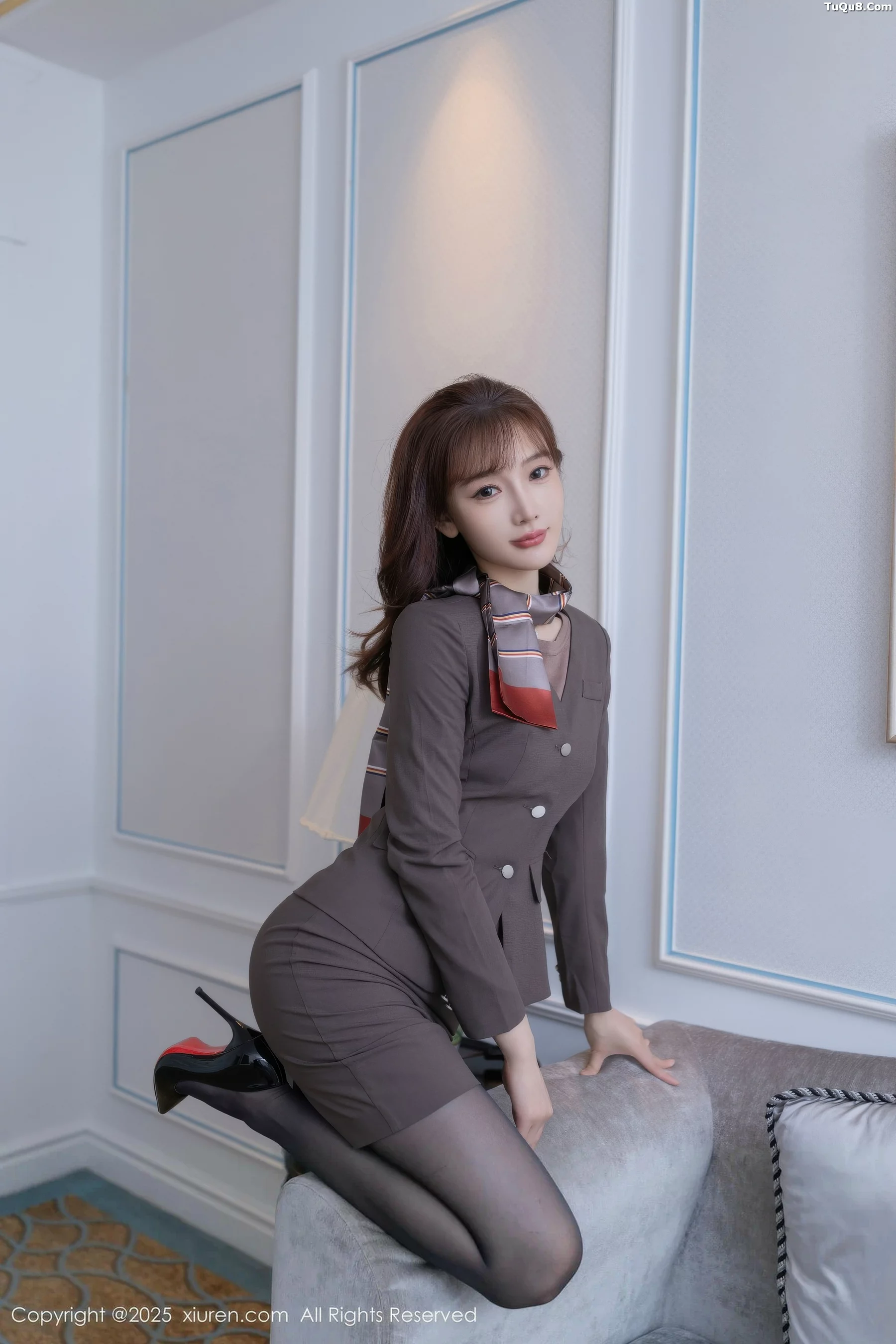 陆萱萱  [XiuRen]高清写真图 2025.10.10 No.10850 陆萱萱 性感OL第5张图片