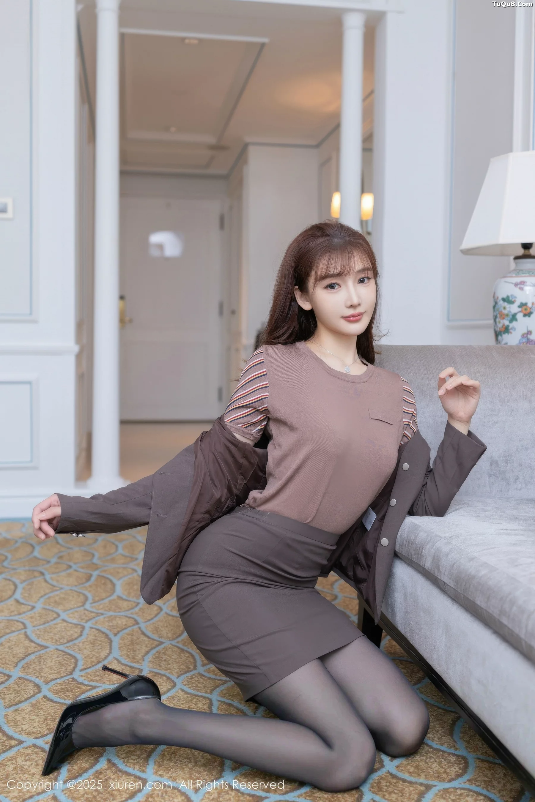 陆萱萱  [XiuRen]高清写真图 2025.10.10 No.10850 陆萱萱 性感OL第8张图片