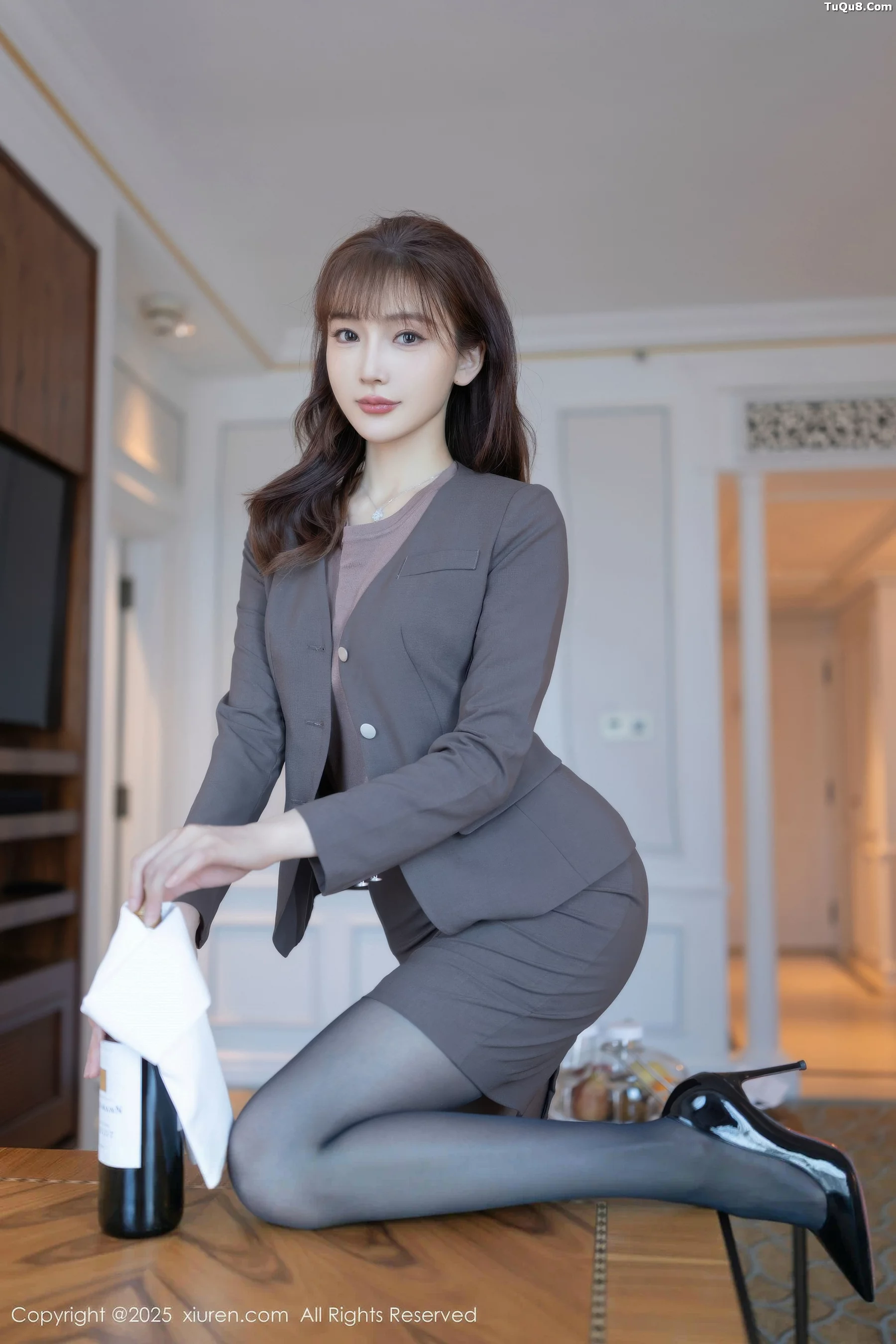 陆萱萱  [XiuRen]高清写真图 2025.10.10 No.10850 陆萱萱 性感OL第9张图片