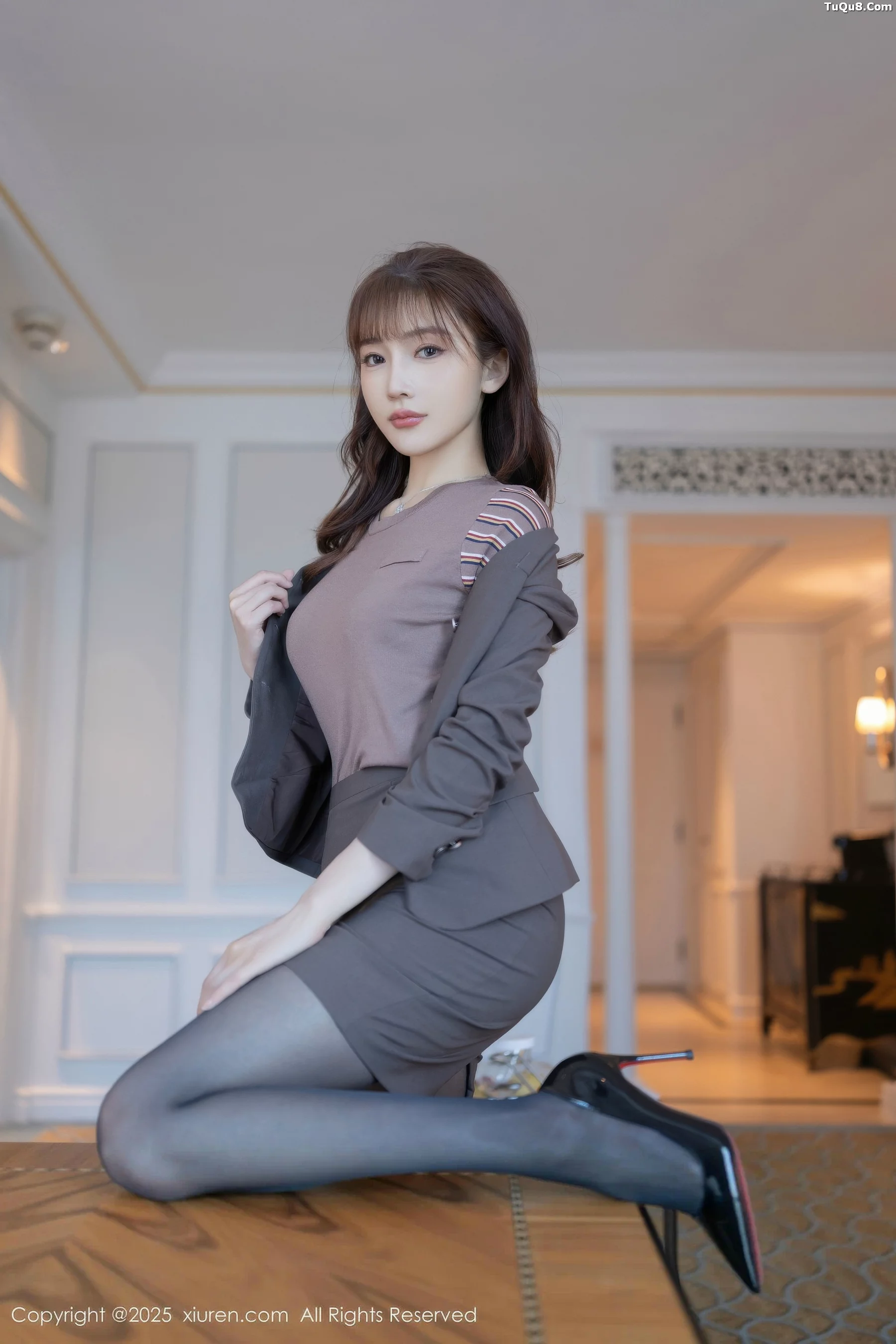 陆萱萱  [XiuRen]高清写真图 2025.10.10 No.10850 陆萱萱 性感OL第10张图片
