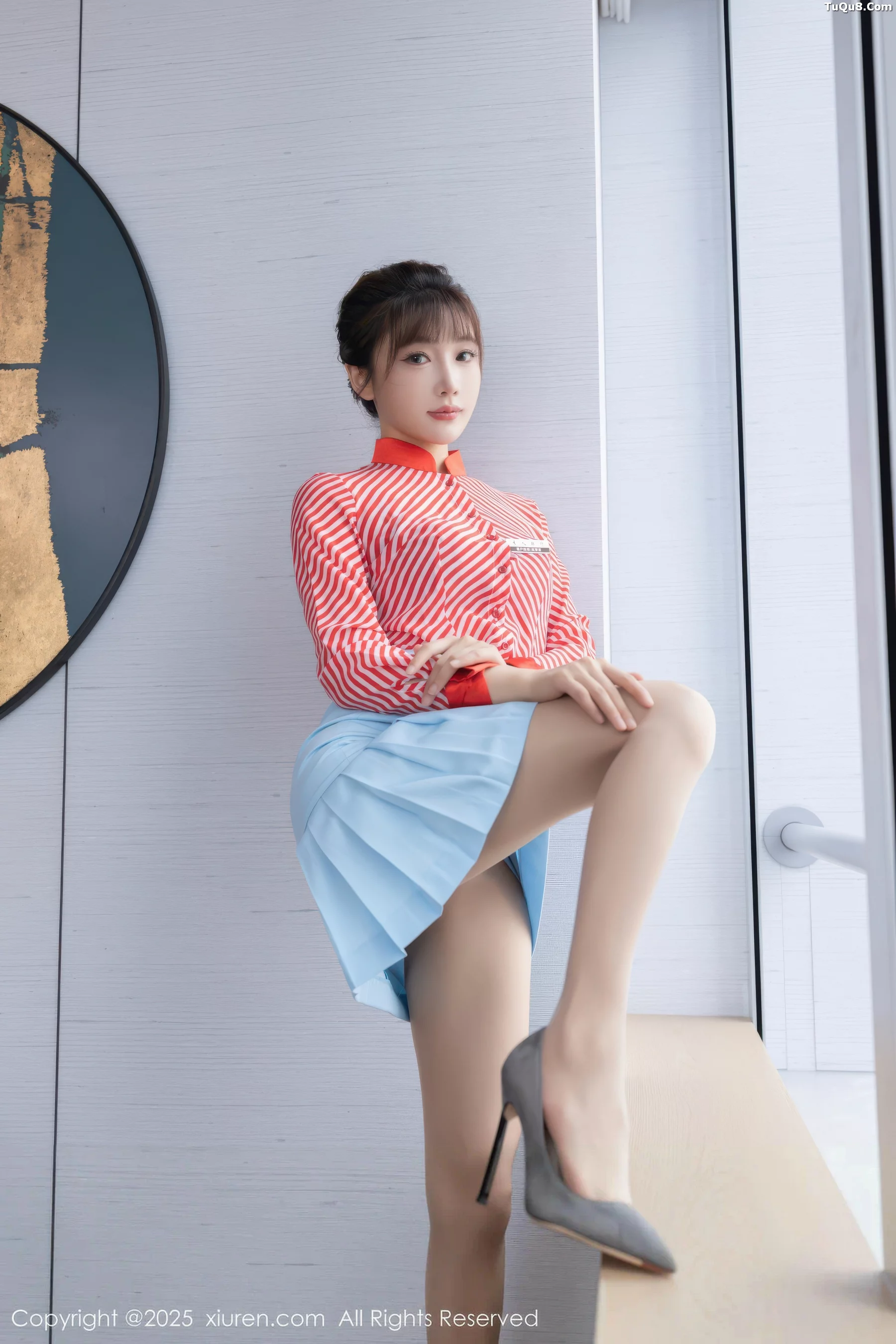 陆萱萱  [XiuRen]高清写真图 2025.10.30 No.10932 陆萱萱 性感制服第9张图片