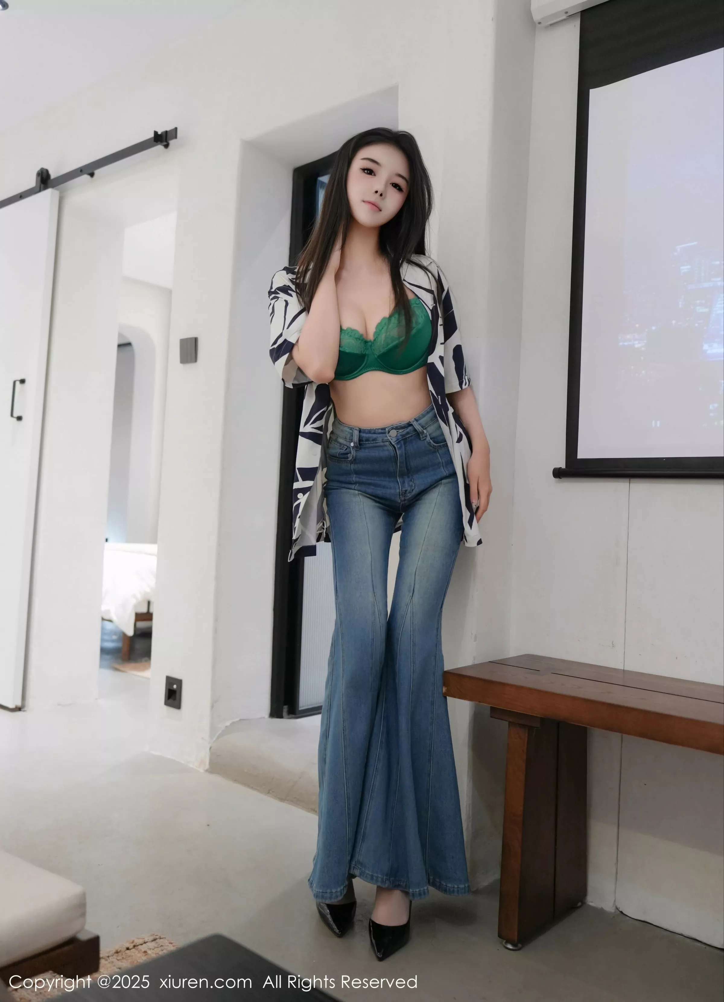 袁圆  [XiuRen]高清写真图 2025.05.09 No.10260 袁圆 性感灰丝第7张图片