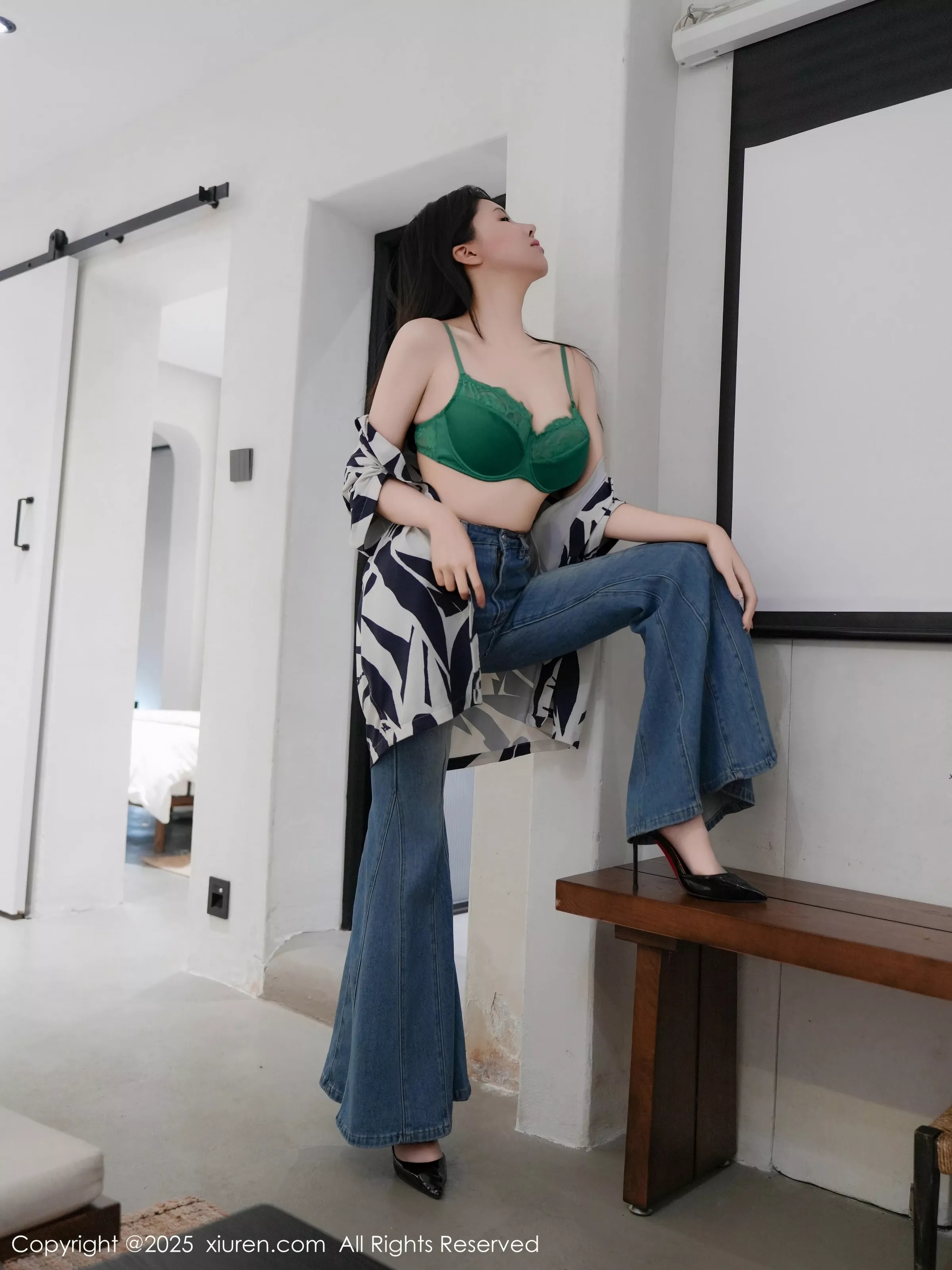 袁圆  [XiuRen]高清写真图 2025.05.09 No.10260 袁圆 性感灰丝第8张图片