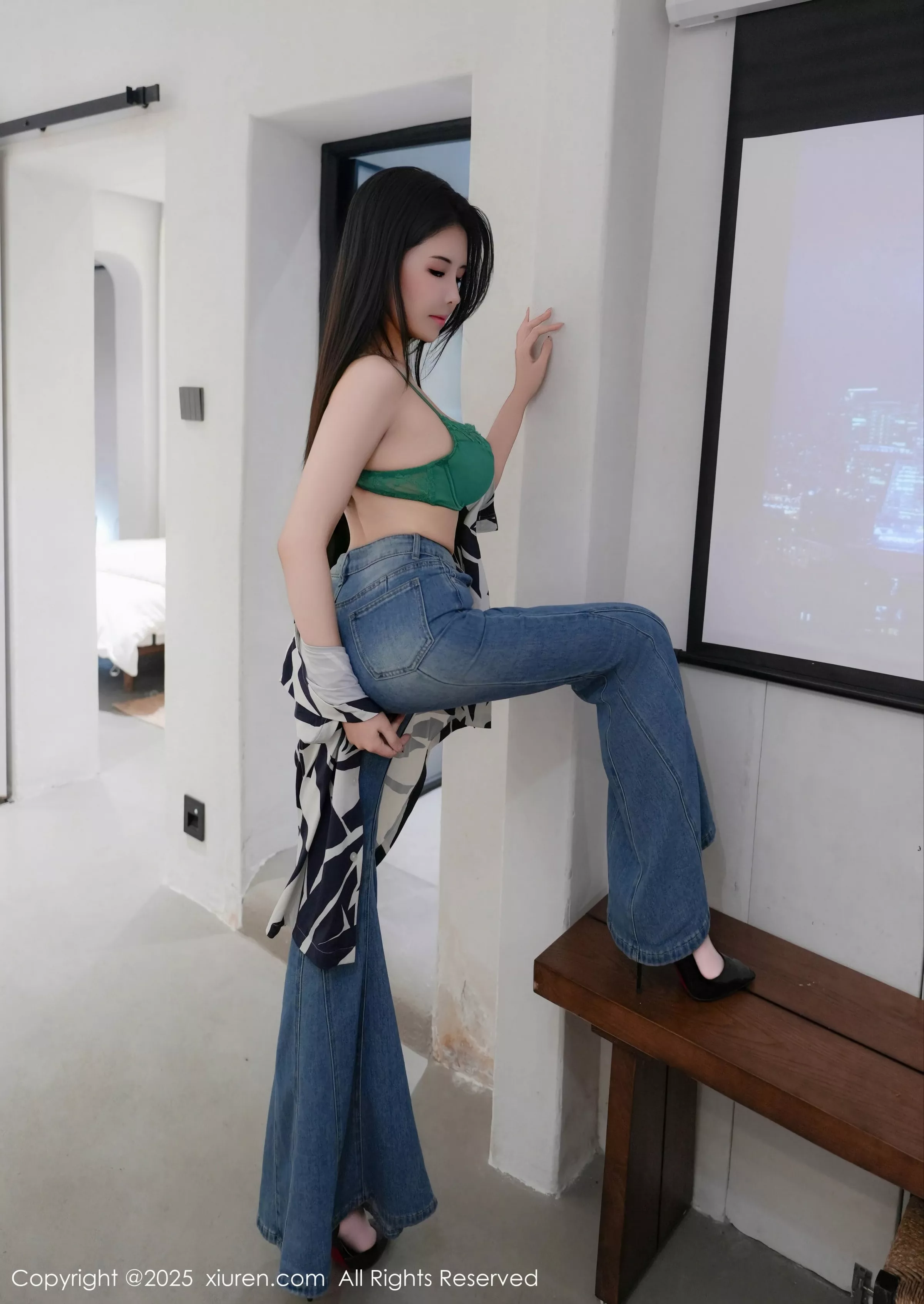 袁圆  [XiuRen]高清写真图 2025.05.09 No.10260 袁圆 性感灰丝第9张图片