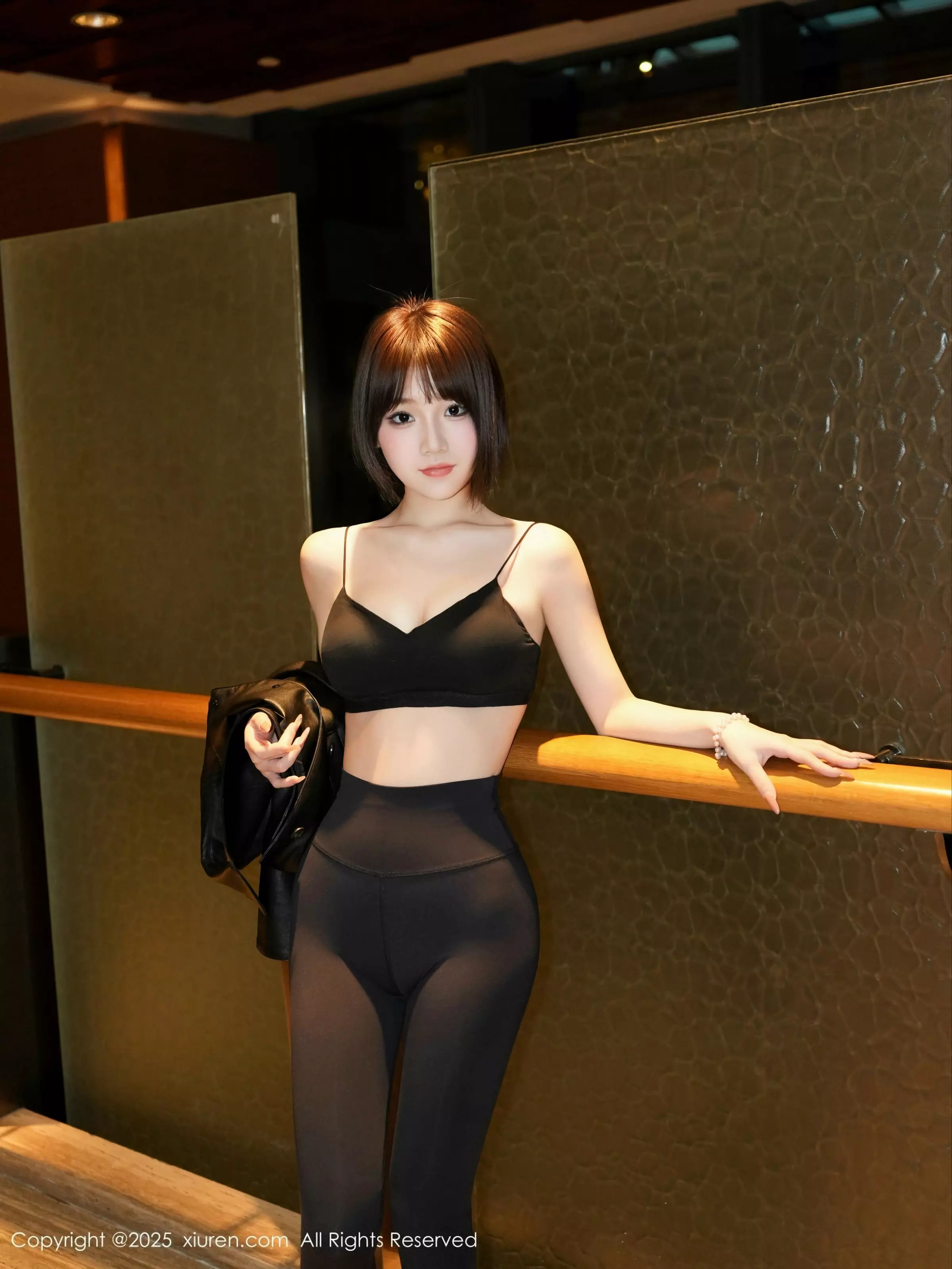 汁汁  [XiuRen]高清写真图 2025.03.27 No.10077 汁汁 黑色瑜伽服第9张图片