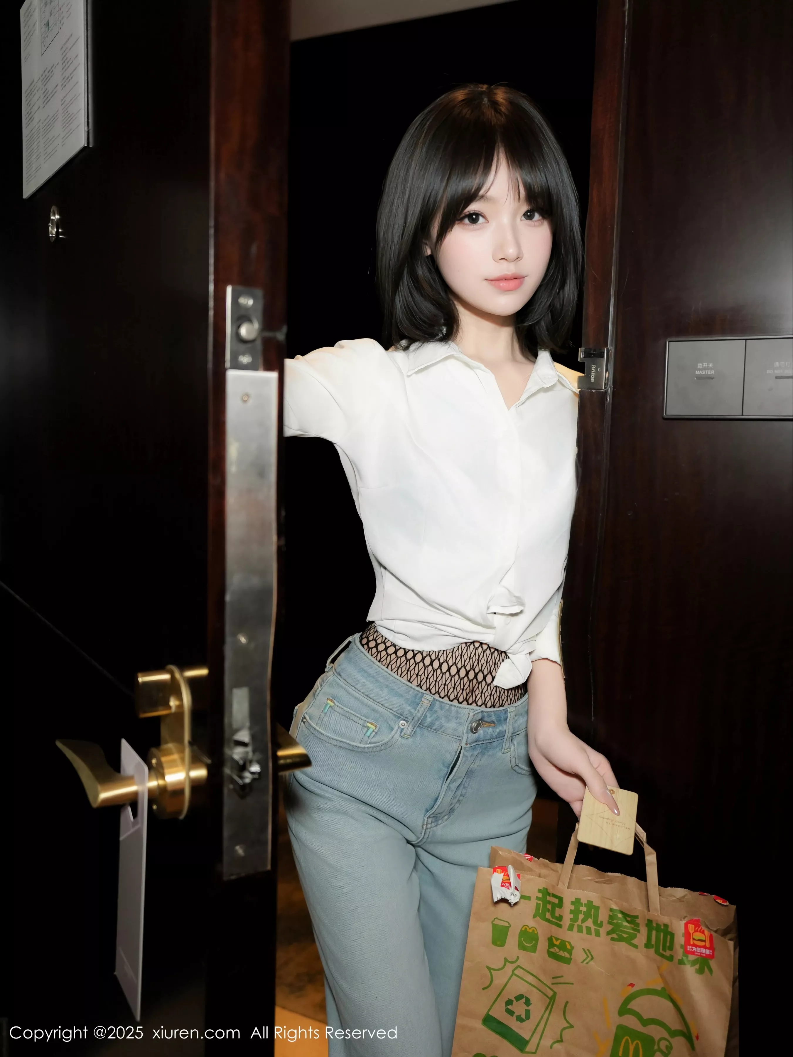 汁汁  [XiuRen]高清写真图 2025.05.06 No.10235 汁汁 蓝色牛仔裤第3张图片