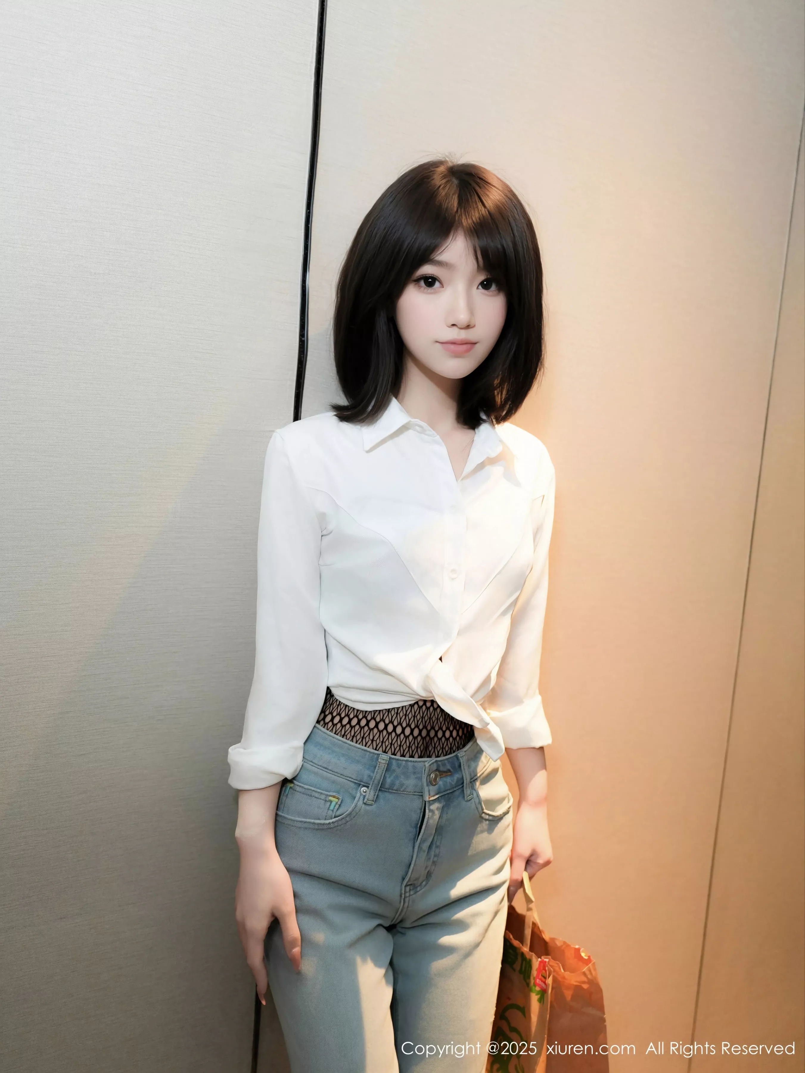 汁汁  [XiuRen]高清写真图 2025.05.06 No.10235 汁汁 蓝色牛仔裤第7张图片