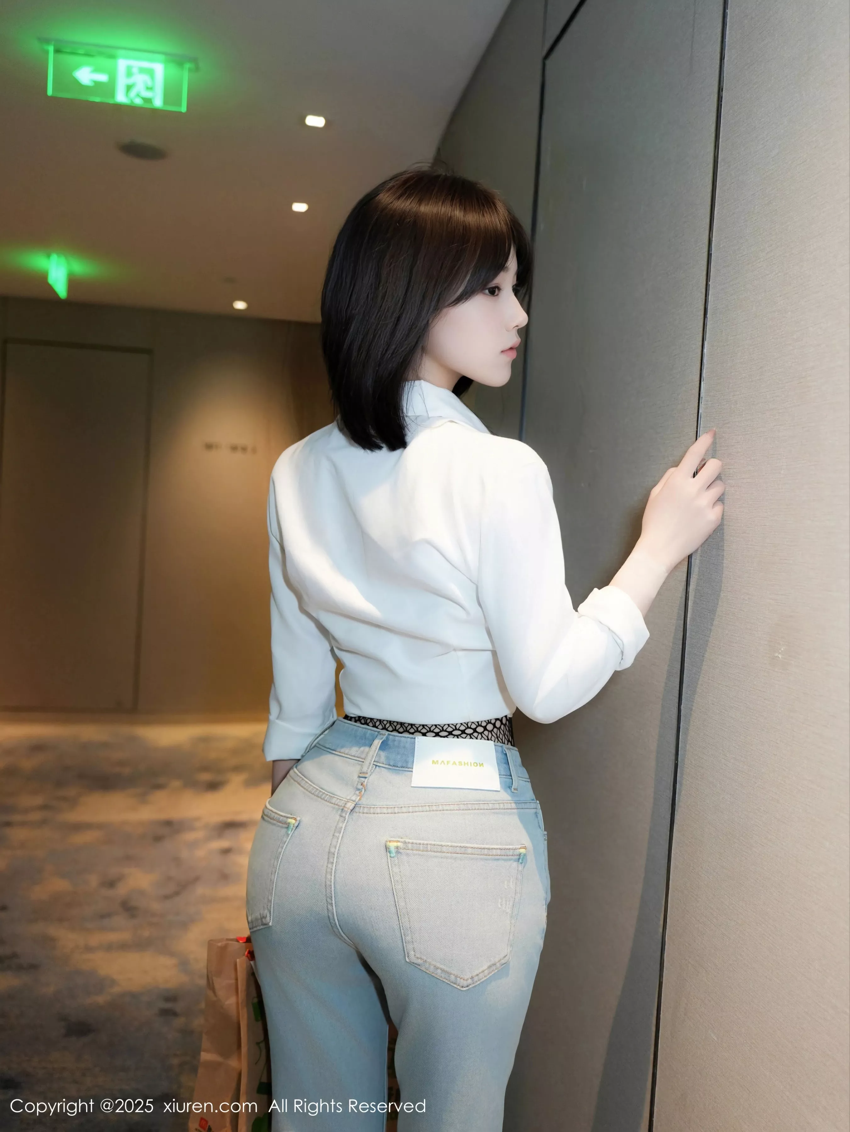 汁汁  [XiuRen]高清写真图 2025.05.06 No.10235 汁汁 蓝色牛仔裤第8张图片